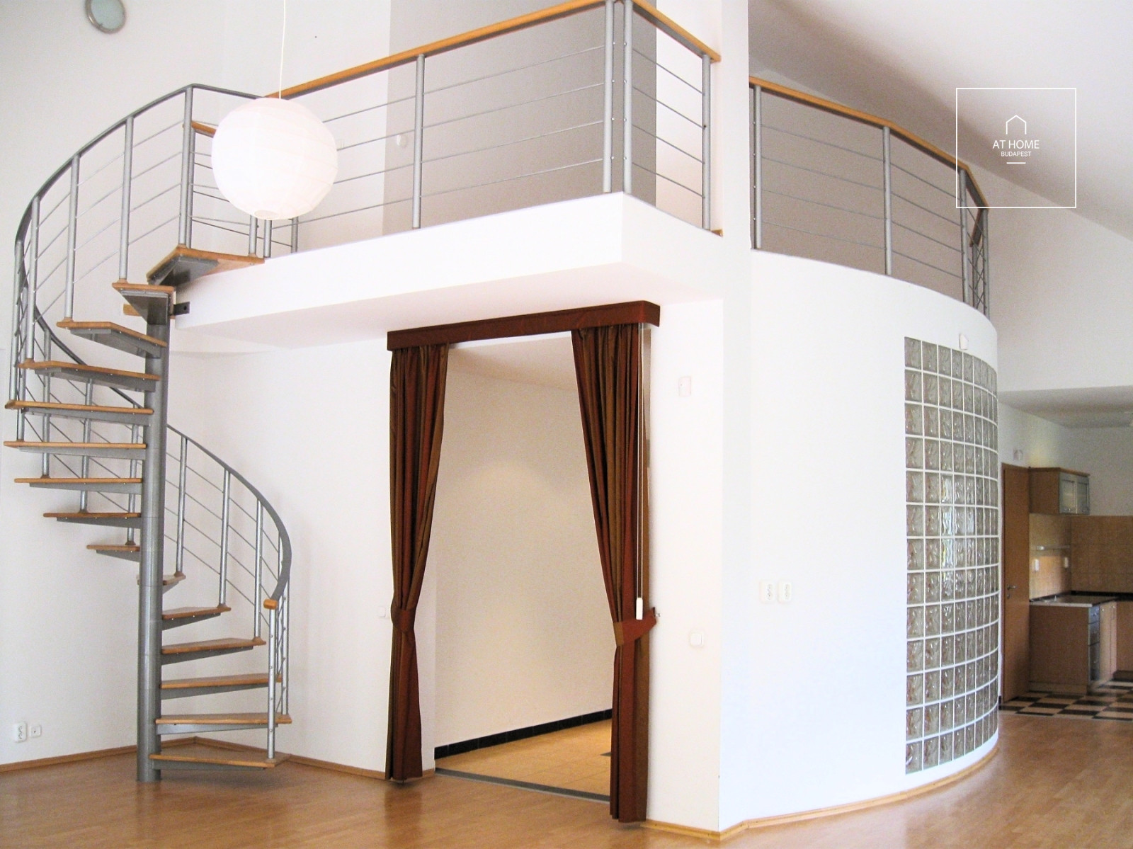 Exkluzív, 196 nm-es elegáns lakás eladó Budapest I. kerületének történelmi utcájában