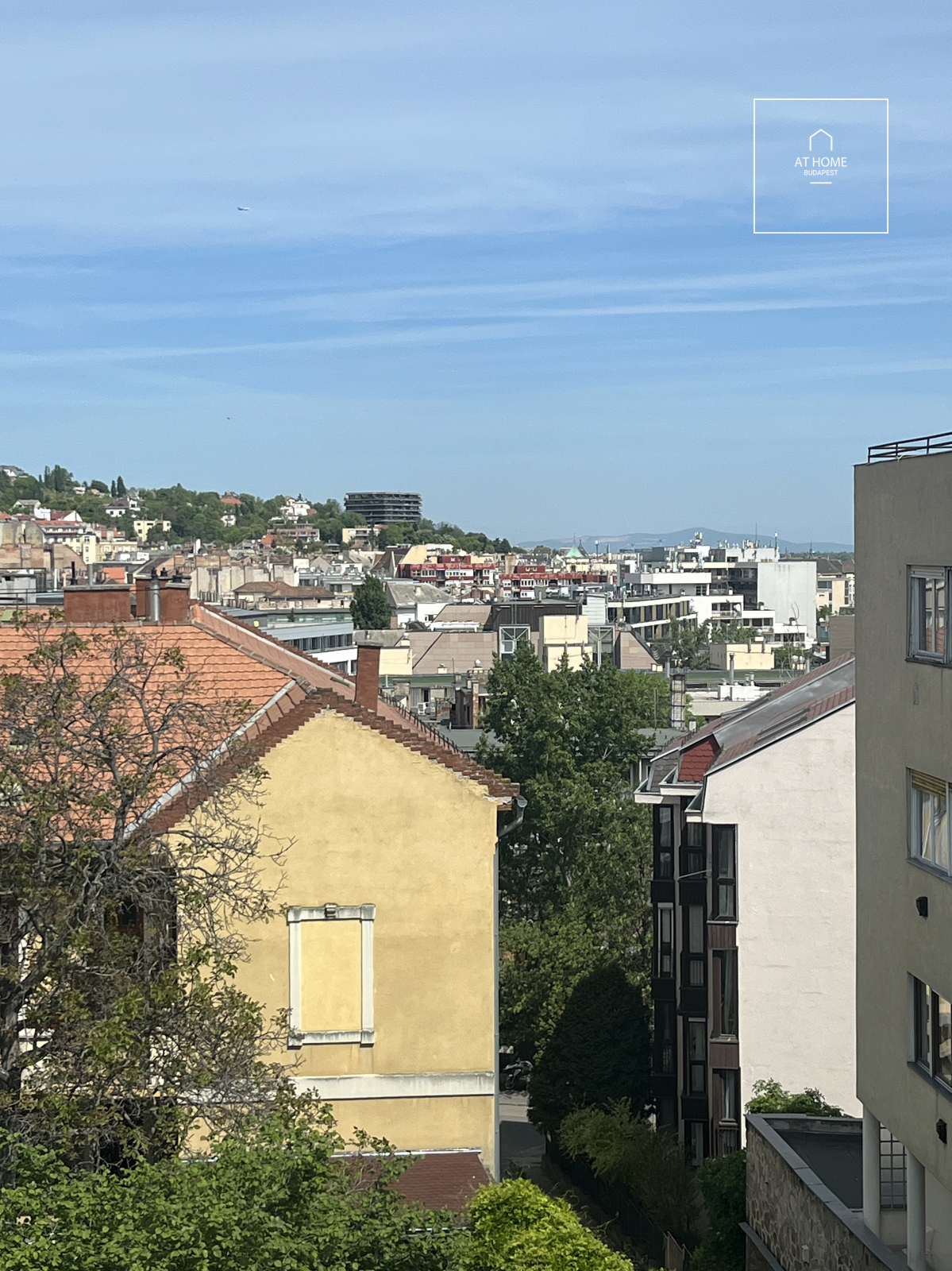 Exkluzív, 196 nm-es elegáns lakás eladó Budapest I. kerületének történelmi utcájában