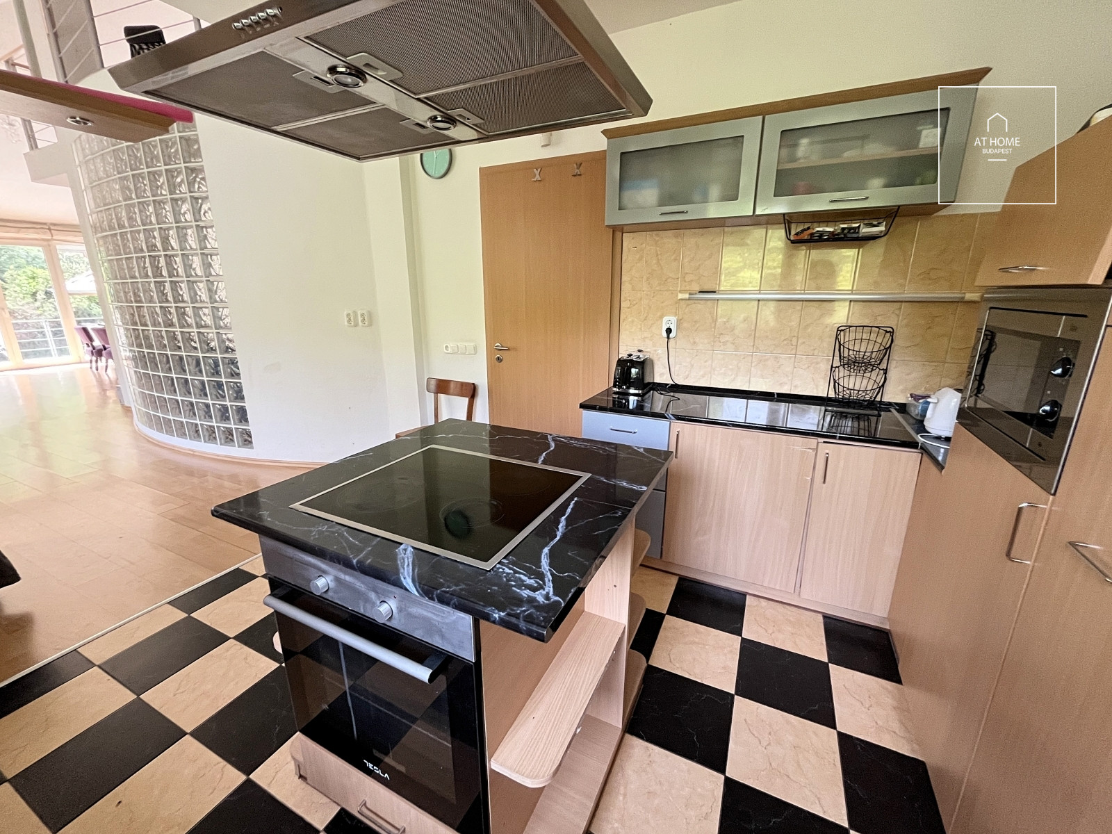 Exkluzív, 196 nm-es elegáns lakás eladó Budapest I. kerületének történelmi utcájában