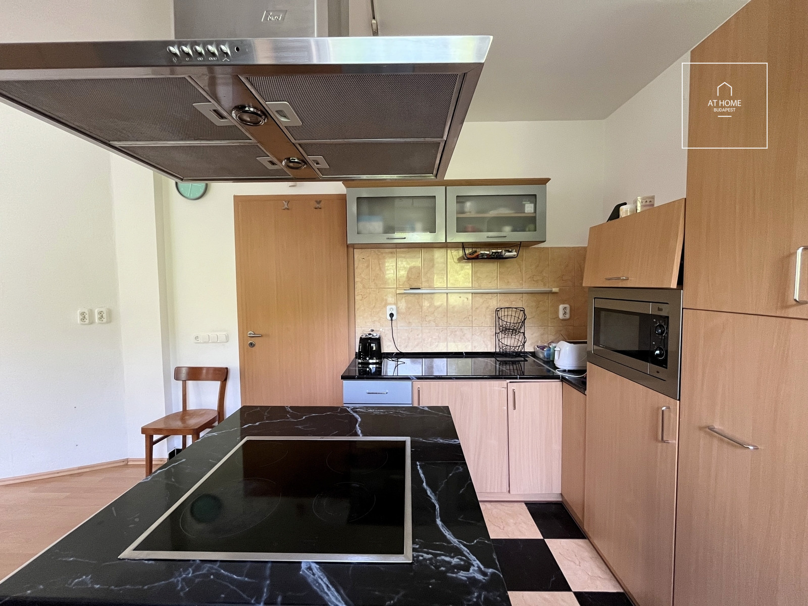 Exkluzív, 196 nm-es elegáns lakás eladó Budapest I. kerületének történelmi utcájában