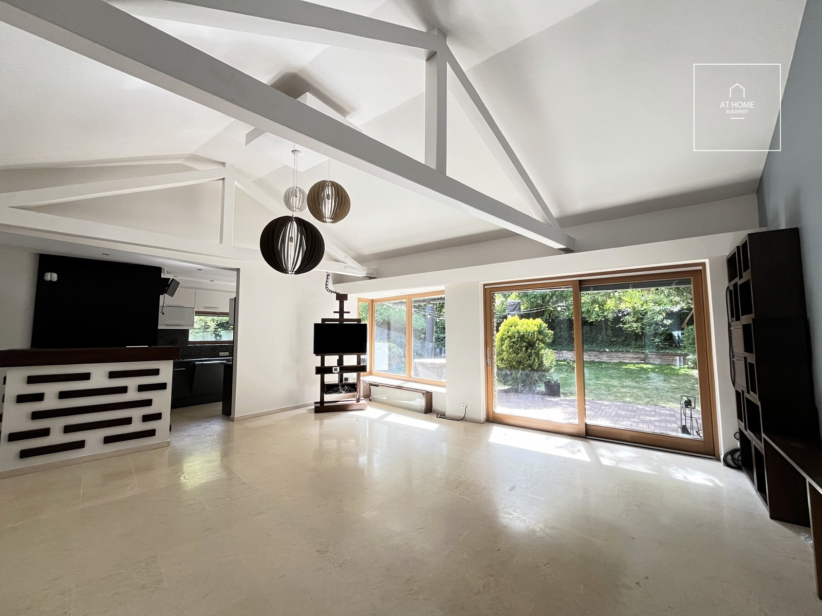 Family house with 5 bedrooms with garden and a two-car garage in Hidegkút