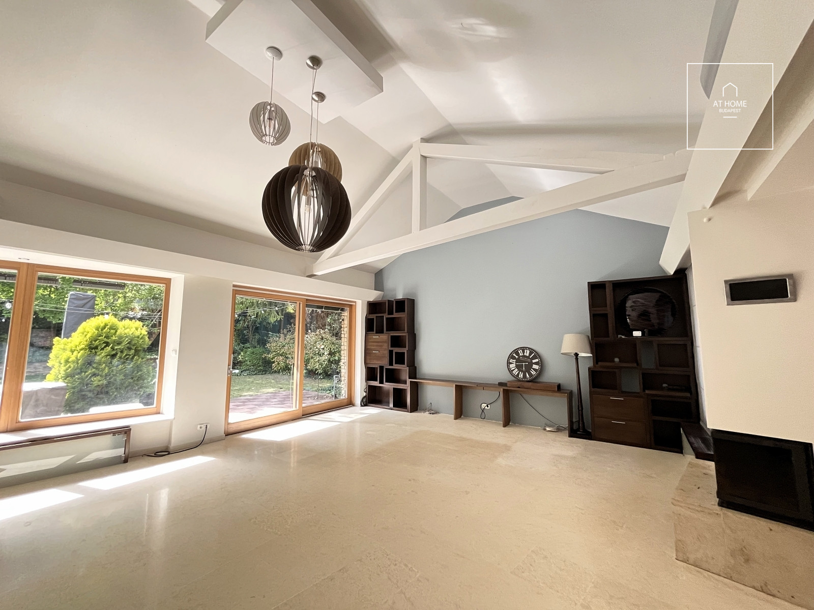 Family house with 5 bedrooms with garden and a two-car garage in Hidegkút