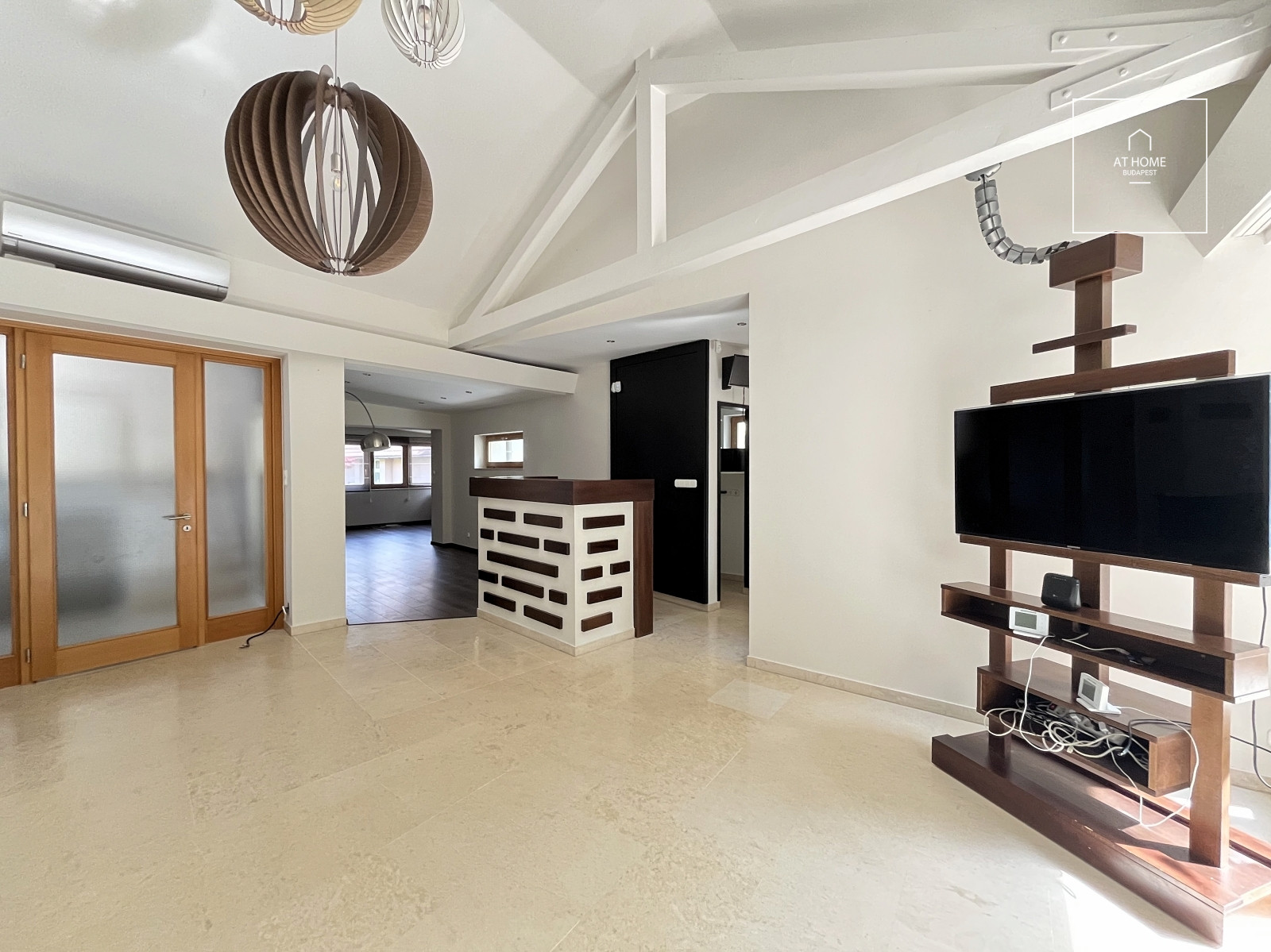 Family house with 5 bedrooms with garden and a two-car garage in Hidegkút