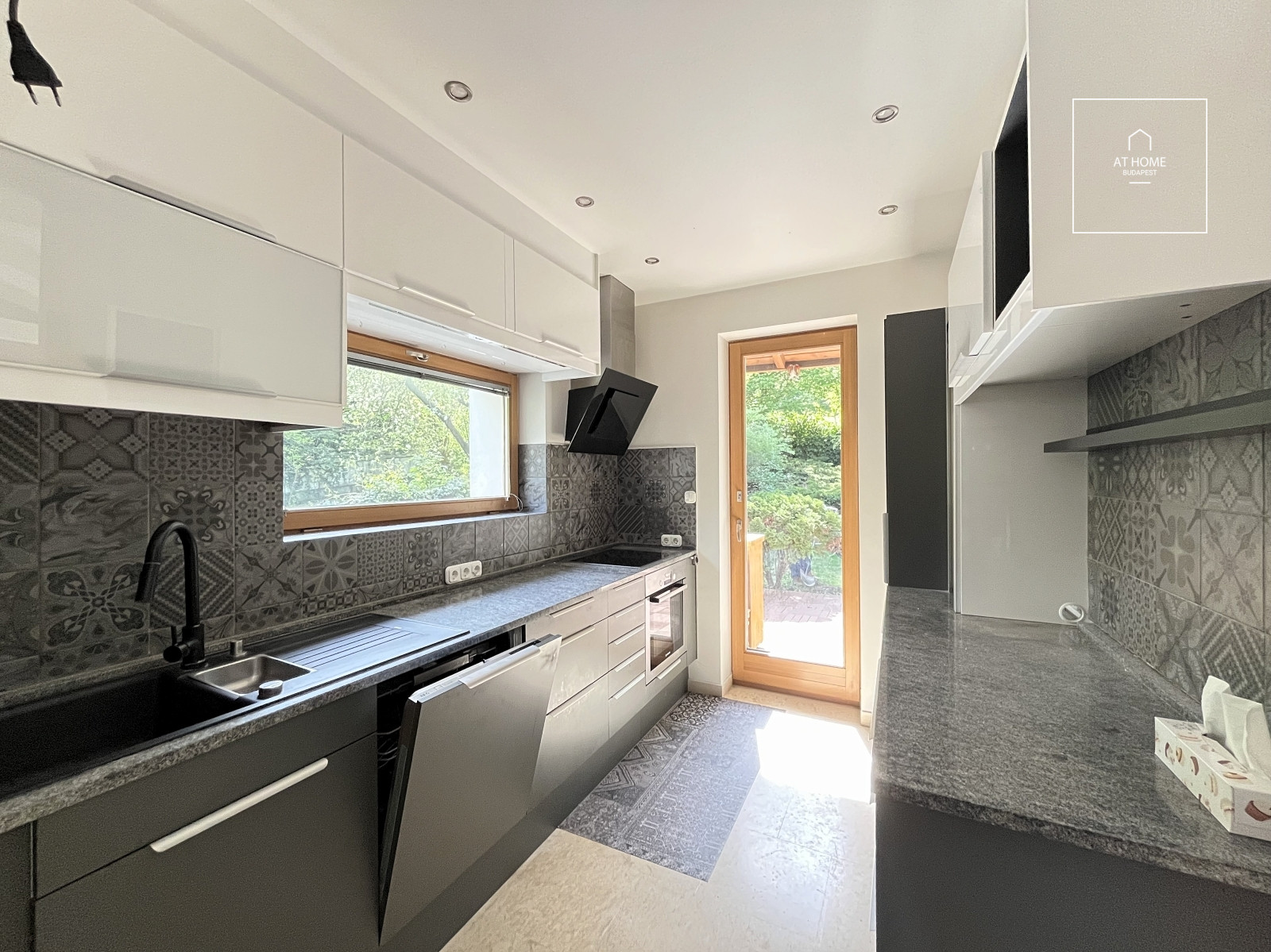 Family house with 5 bedrooms with garden and a two-car garage in Hidegkút