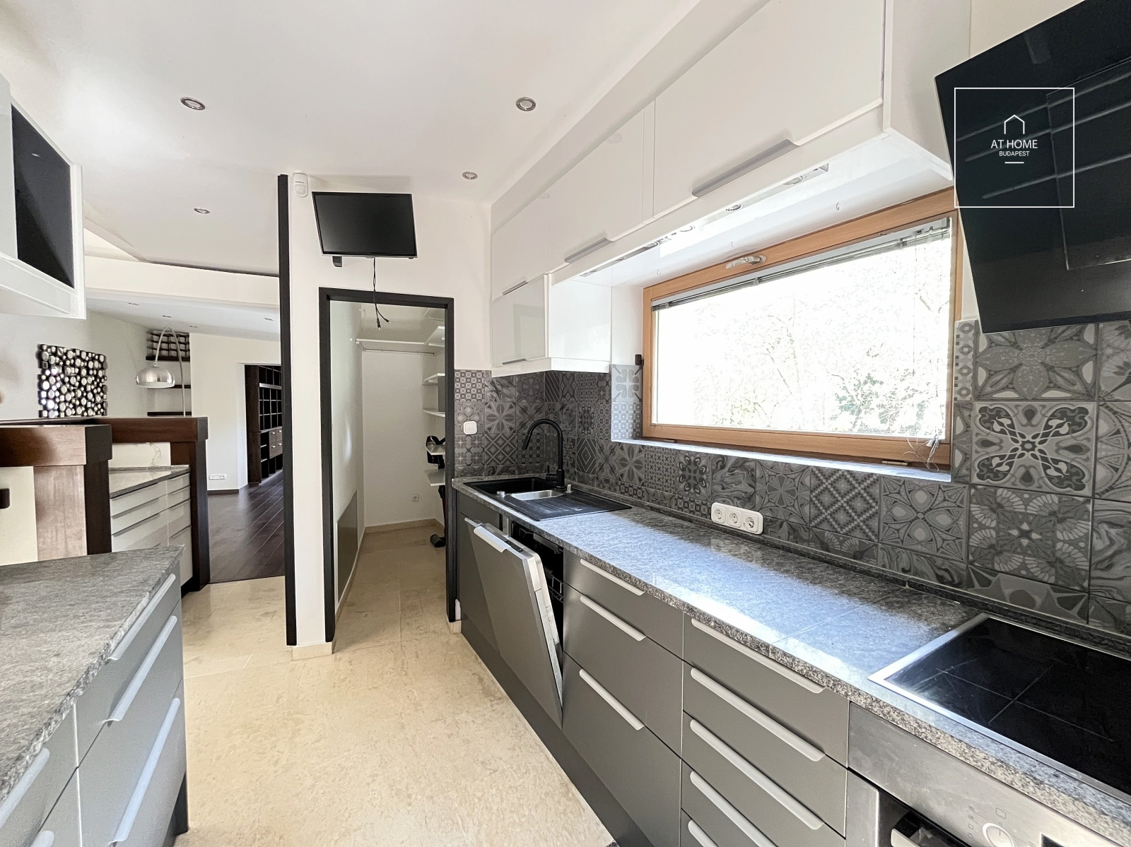 Family house with 5 bedrooms with garden and a two-car garage in Hidegkút