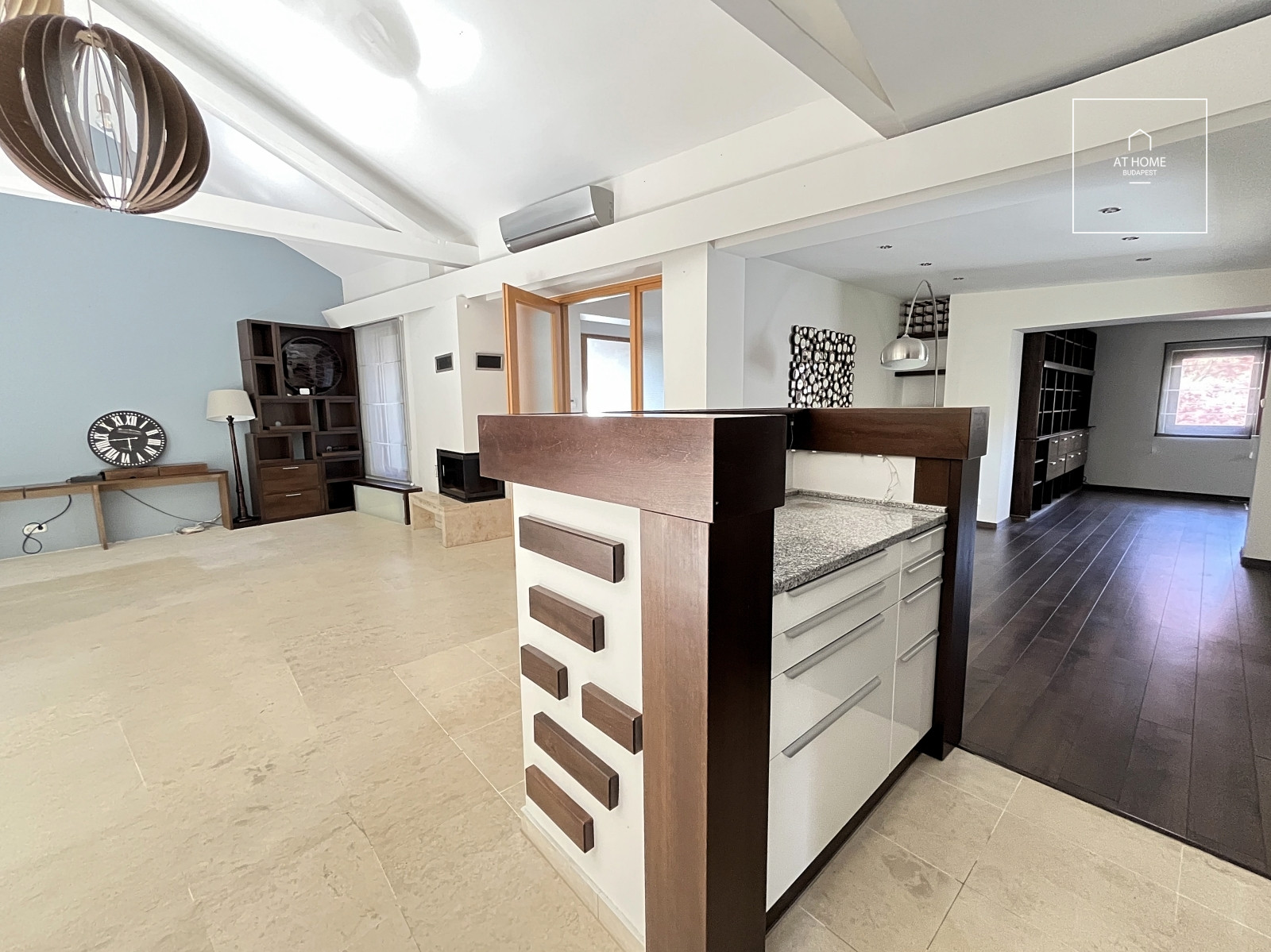 Family house with 5 bedrooms with garden and a two-car garage in Hidegkút