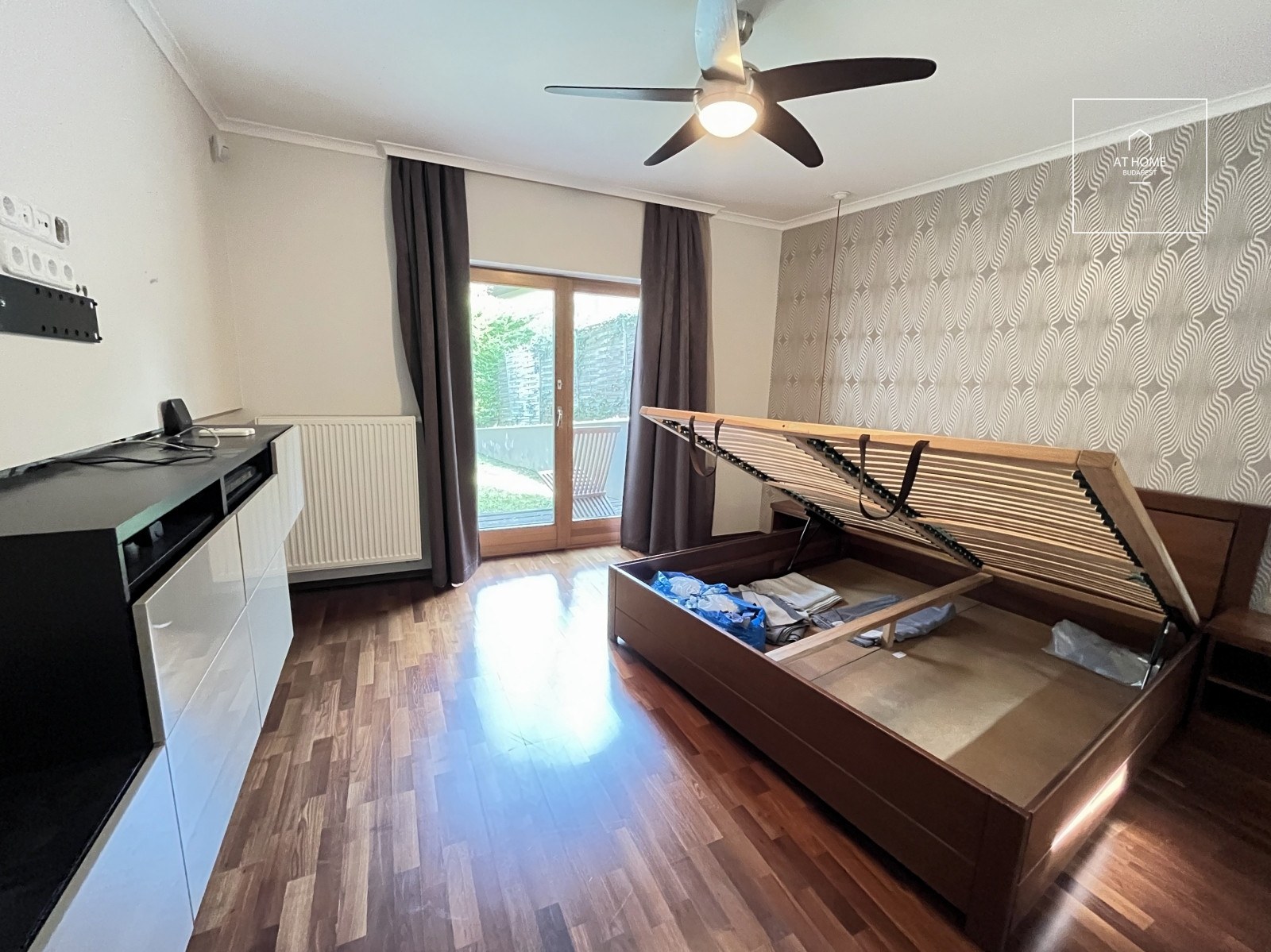 Family house with 5 bedrooms with garden and a two-car garage in Hidegkút