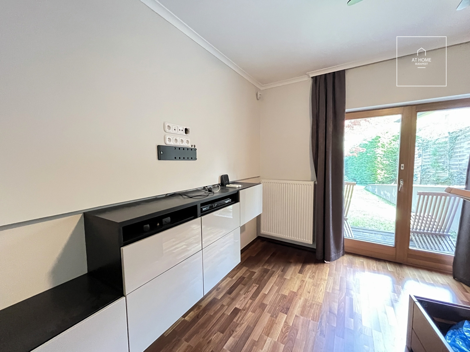 Family house with 5 bedrooms with garden and a two-car garage in Hidegkút