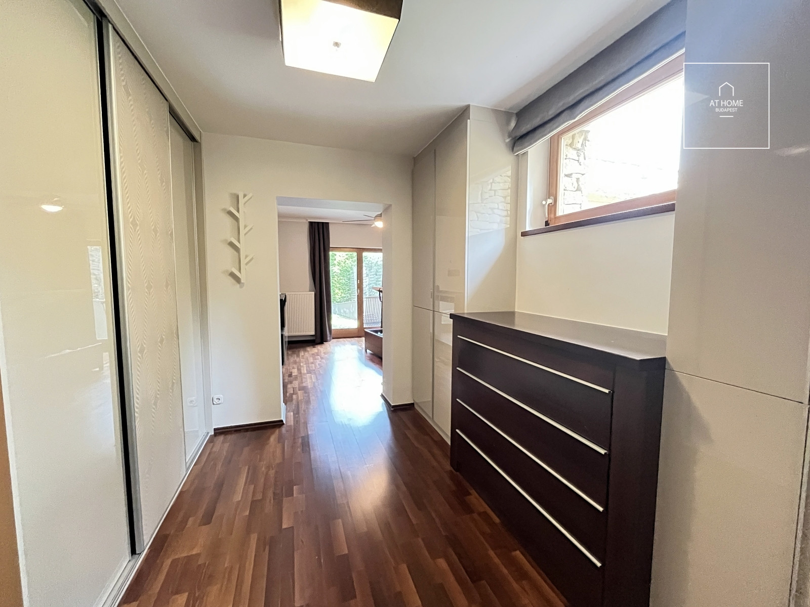 Family house with 5 bedrooms with garden and a two-car garage in Hidegkút