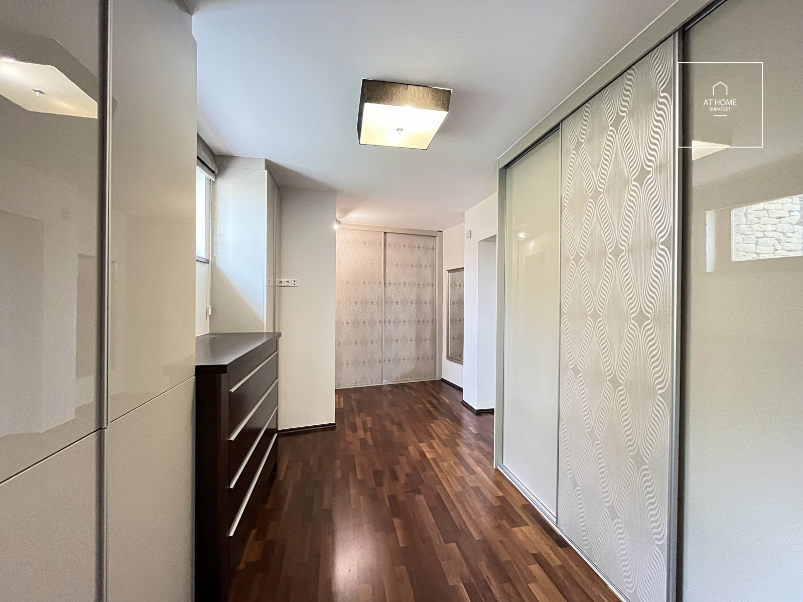 Family house with 5 bedrooms with garden and a two-car garage in Hidegkút