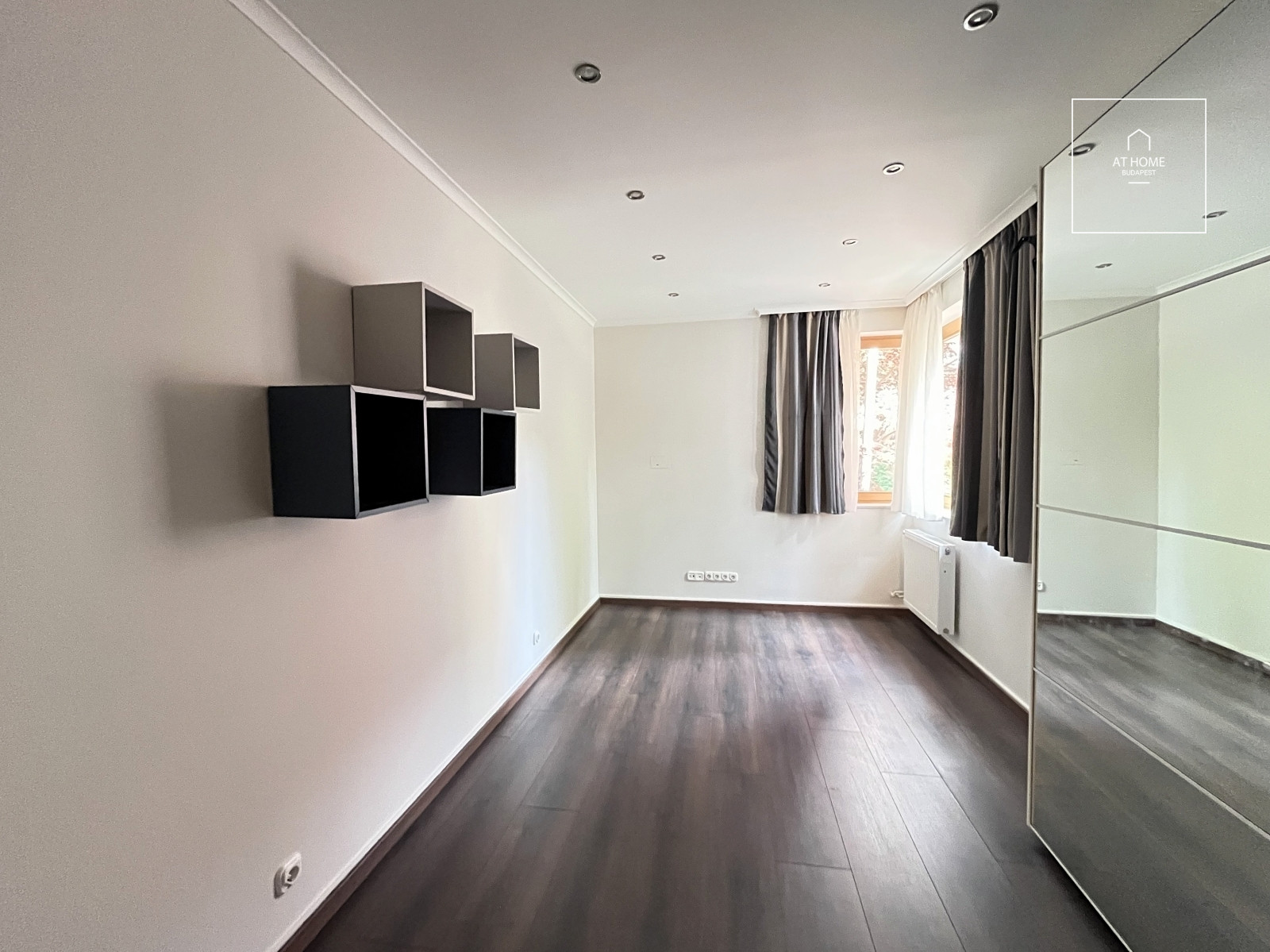 Family house with 5 bedrooms with garden and a two-car garage in Hidegkút