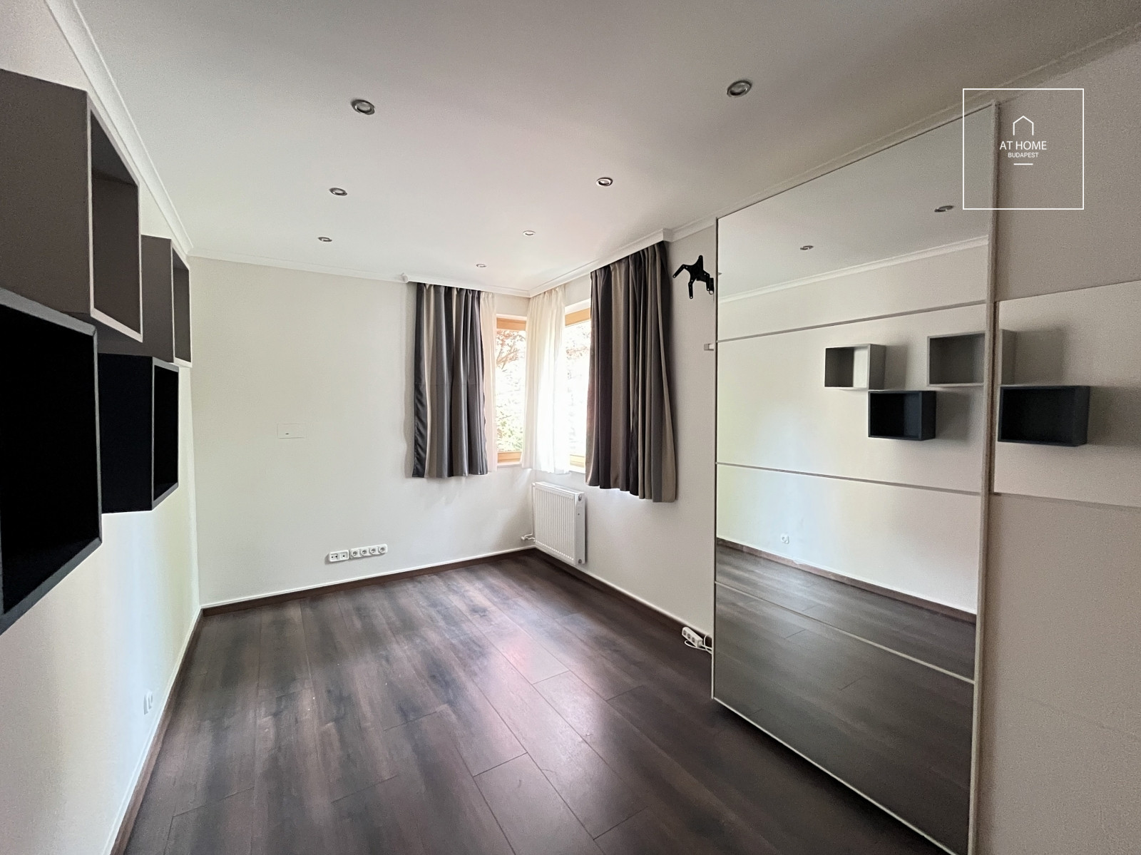 Family house with 5 bedrooms with garden and a two-car garage in Hidegkút