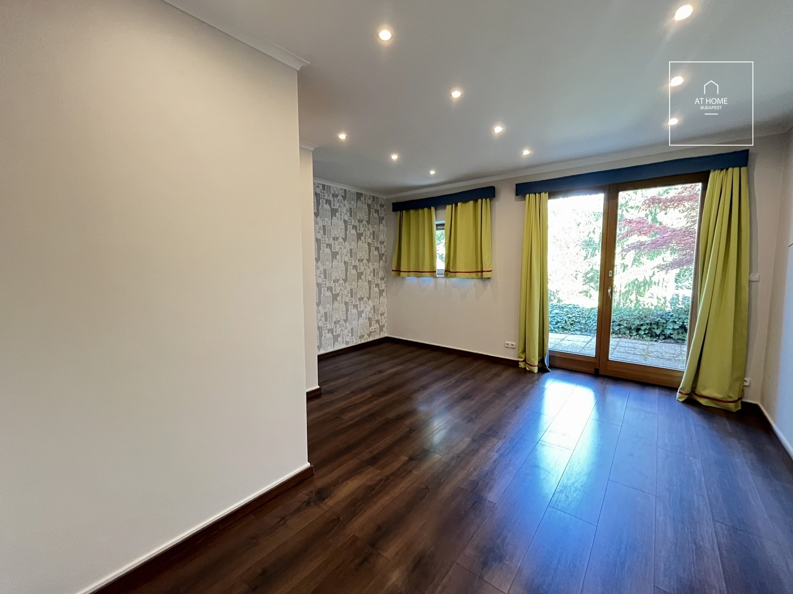 Family house with 5 bedrooms with garden and a two-car garage in Hidegkút