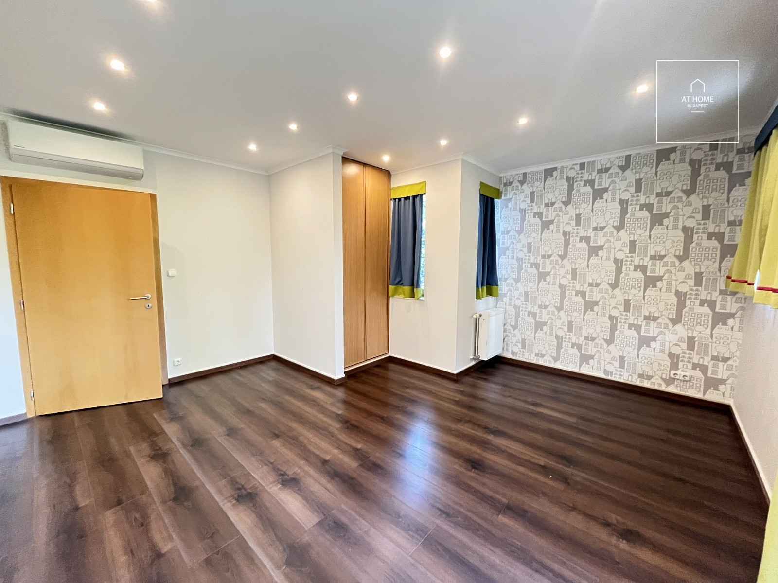 Family house with 5 bedrooms with garden and a two-car garage in Hidegkút