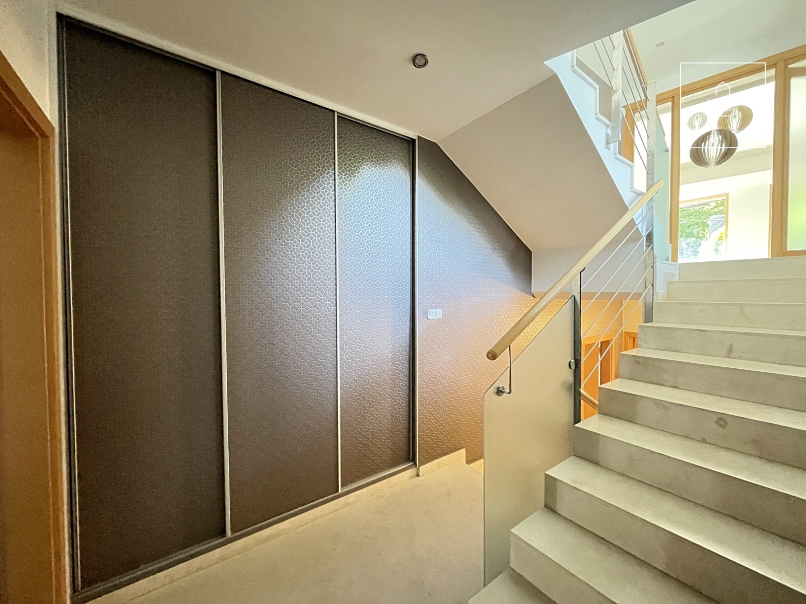 Family house with 5 bedrooms with garden and a two-car garage in Hidegkút