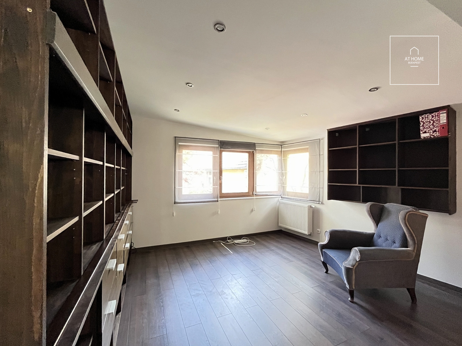 Family house with 5 bedrooms with garden and a two-car garage in Hidegkút