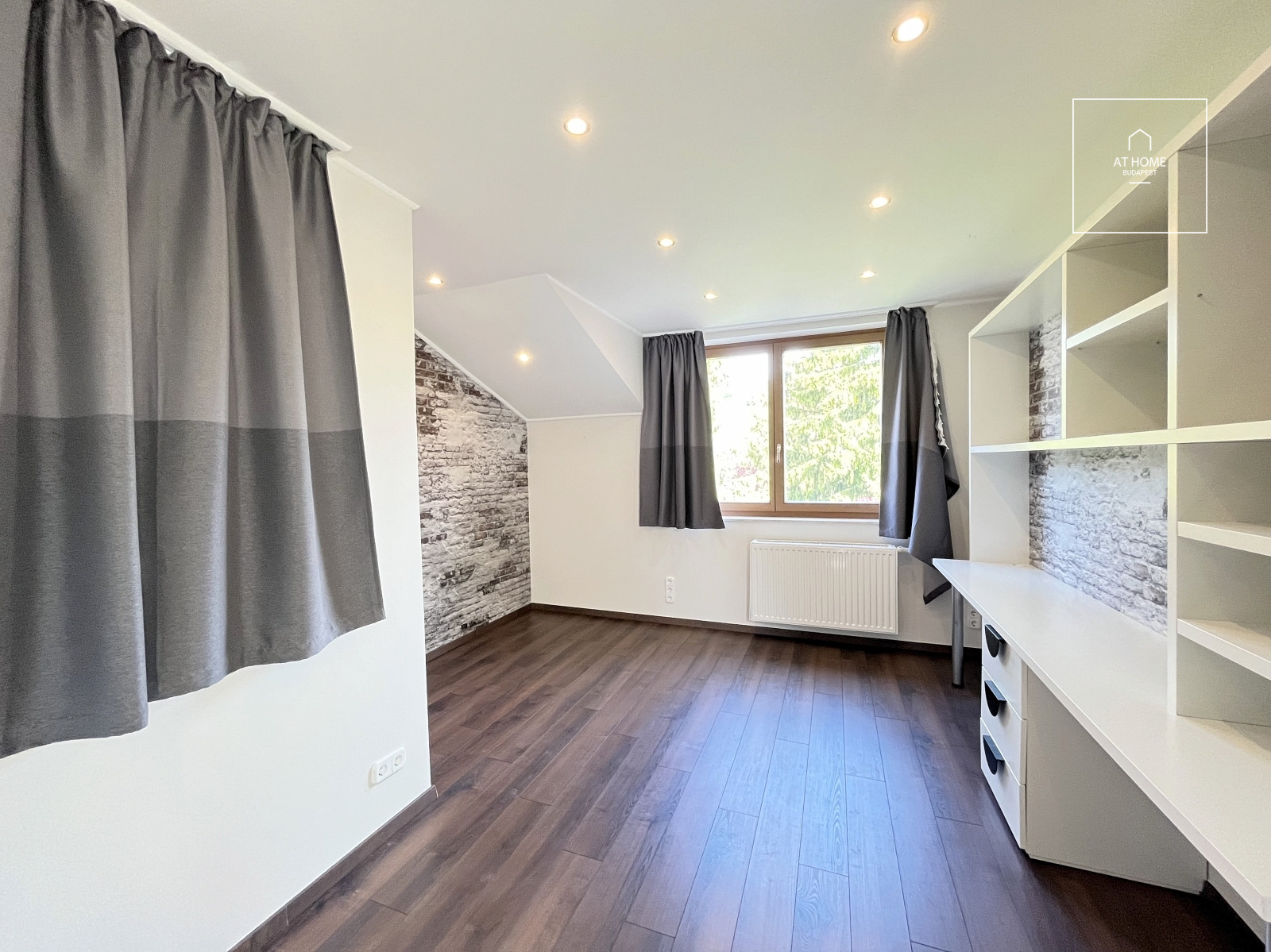 Family house with 5 bedrooms with garden and a two-car garage in Hidegkút