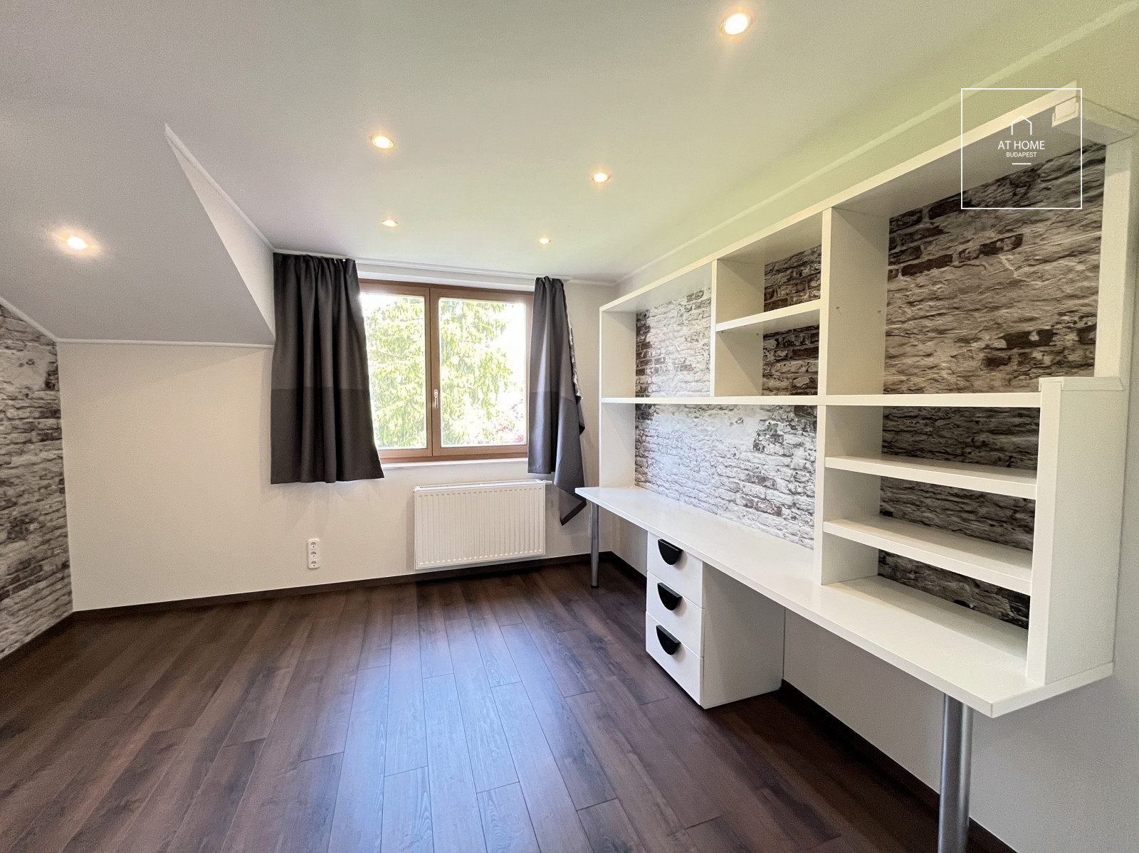 Family house with 5 bedrooms with garden and a two-car garage in Hidegkút