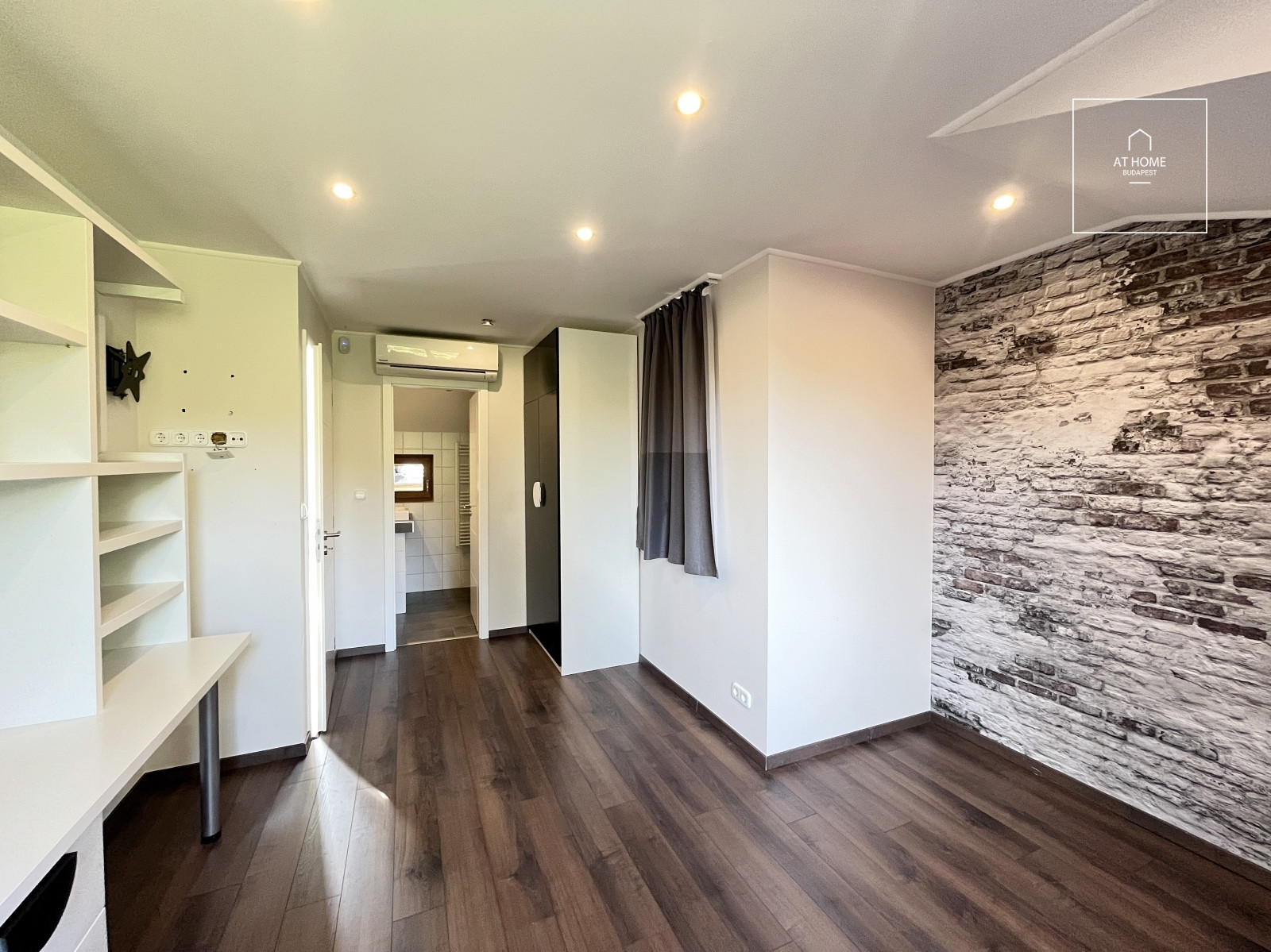 Family house with 5 bedrooms with garden and a two-car garage in Hidegkút