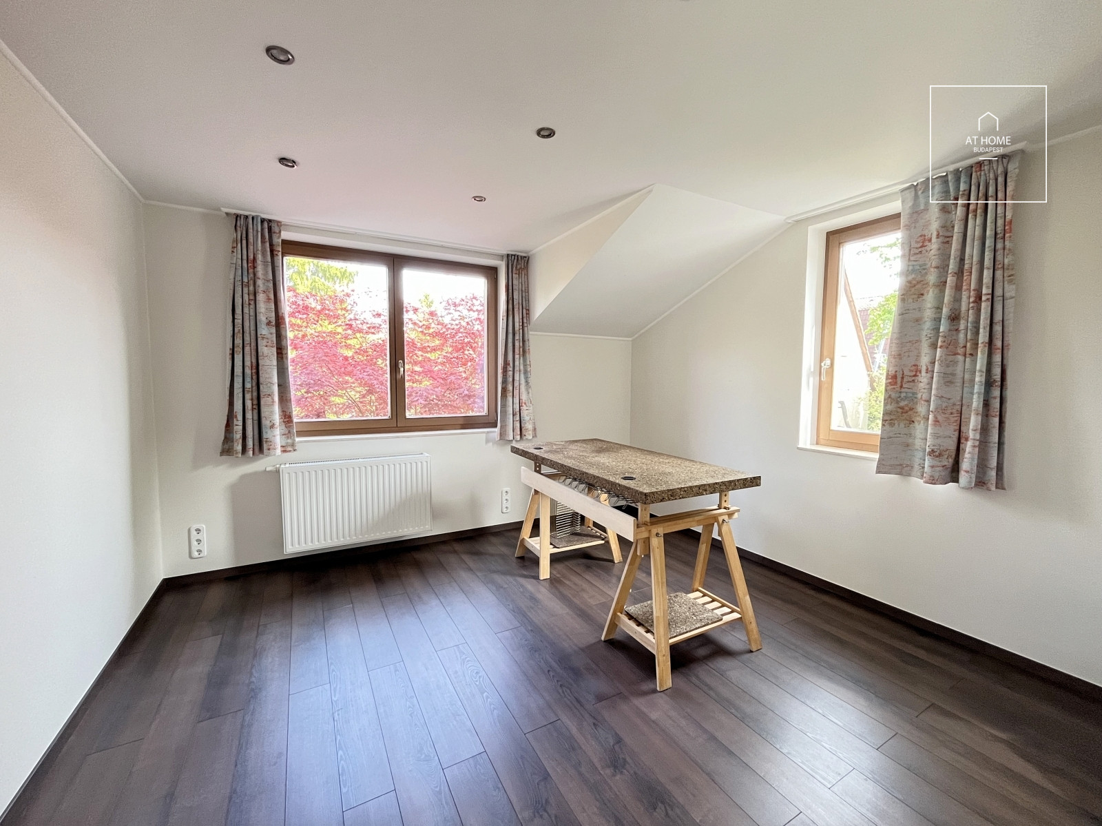 Family house with 5 bedrooms with garden and a two-car garage in Hidegkút