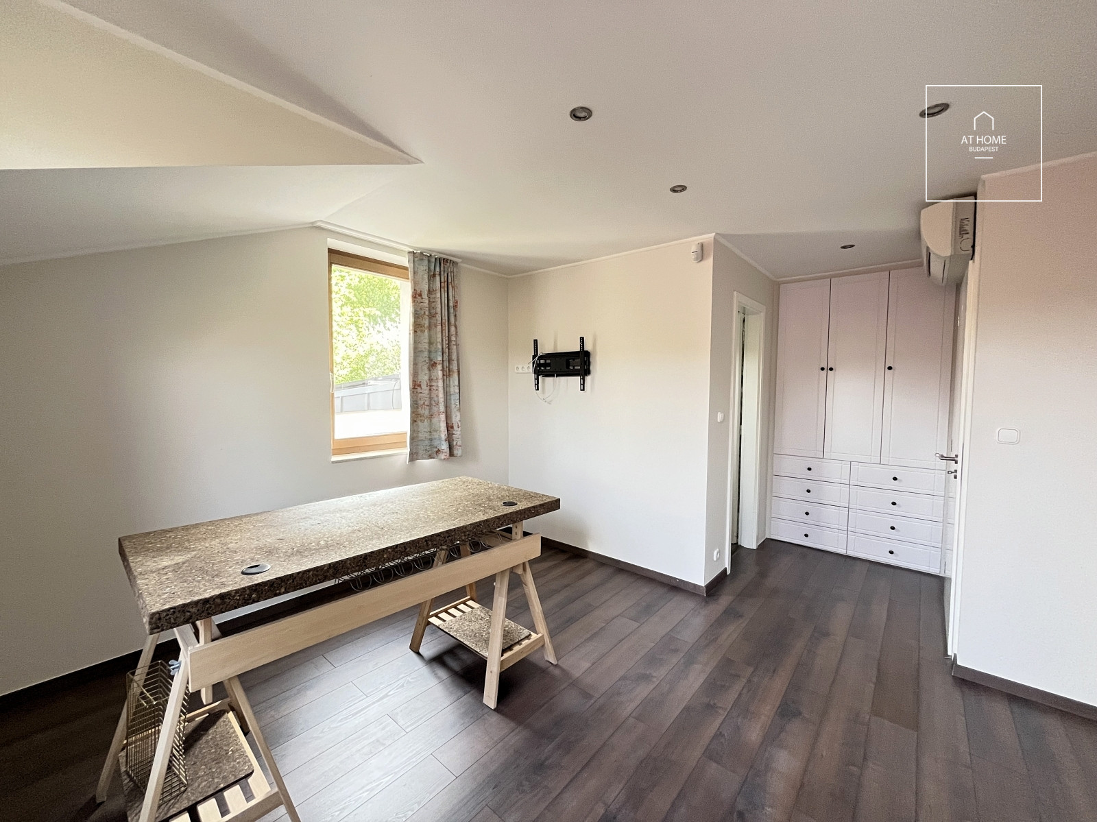 Family house with 5 bedrooms with garden and a two-car garage in Hidegkút