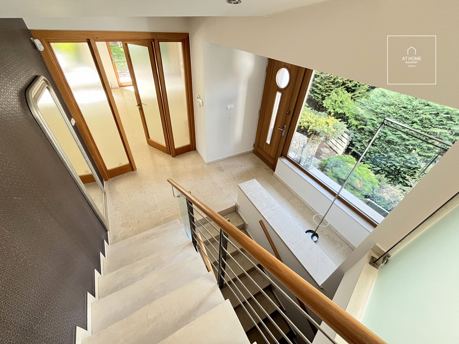 Family house with 5 bedrooms with garden and a two-car garage in Hidegkút