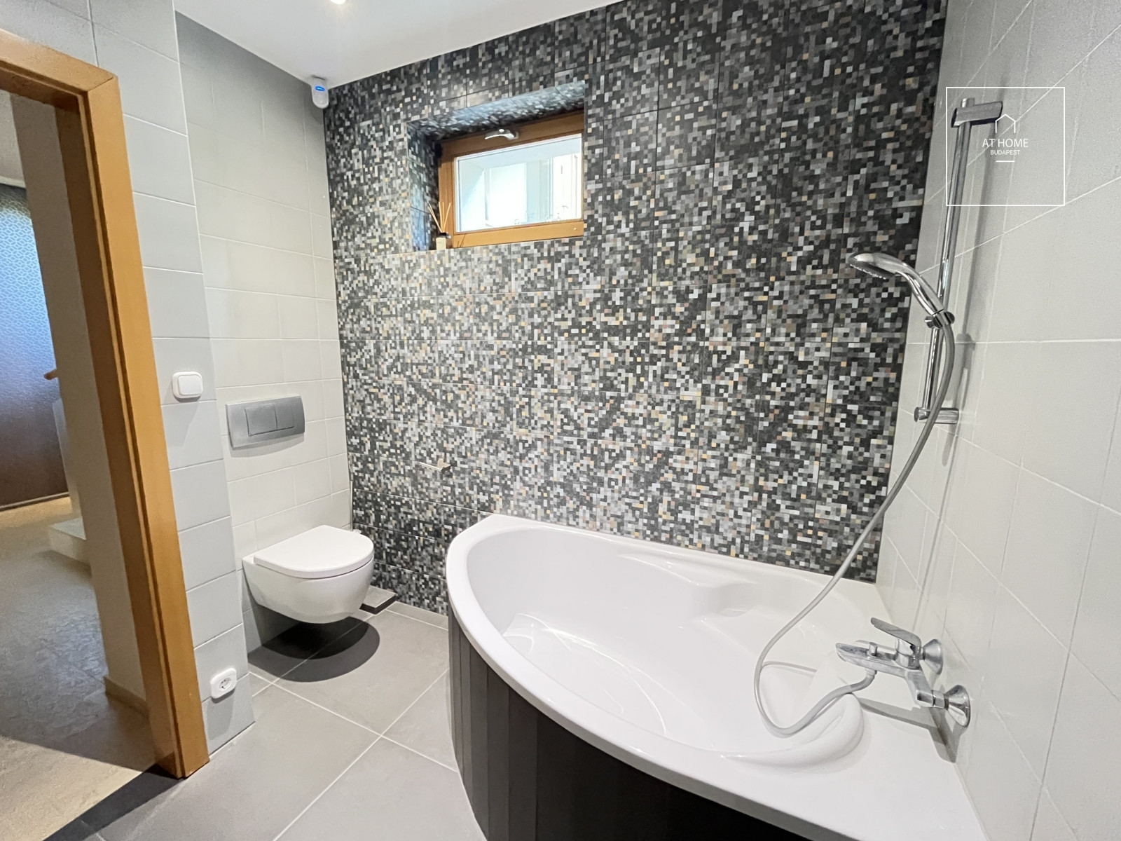 Family house with 5 bedrooms with garden and a two-car garage in Hidegkút