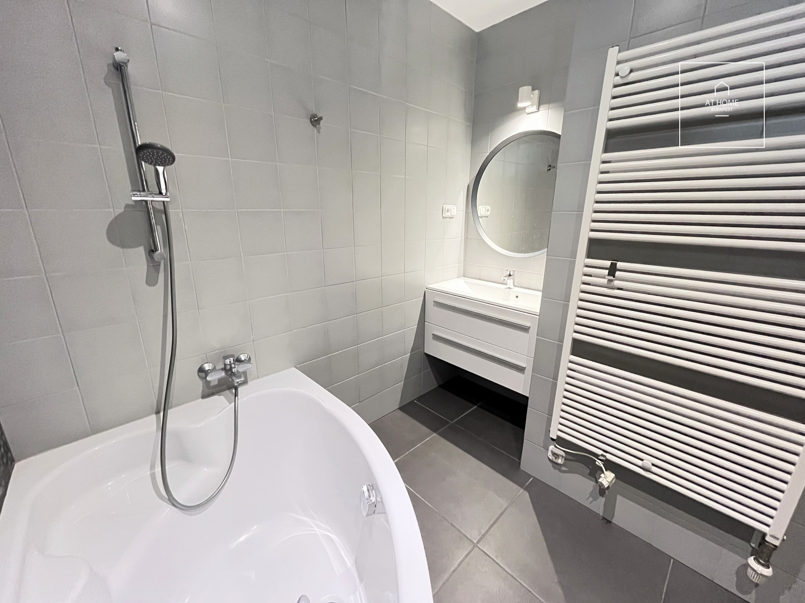 Family house with 5 bedrooms with garden and a two-car garage in Hidegkút