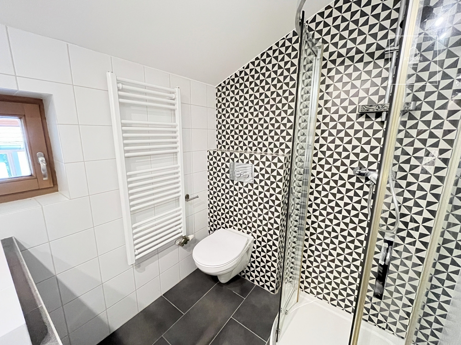 Family house with 5 bedrooms with garden and a two-car garage in Hidegkút