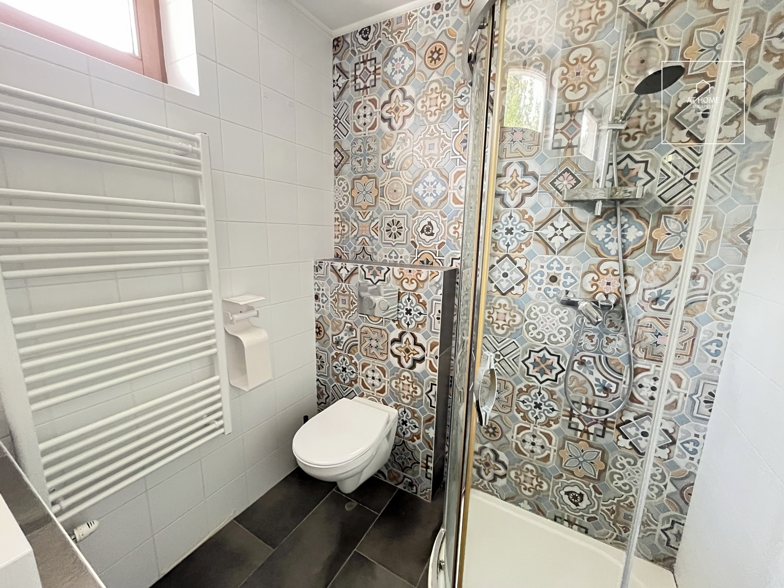 Family house with 5 bedrooms with garden and a two-car garage in Hidegkút