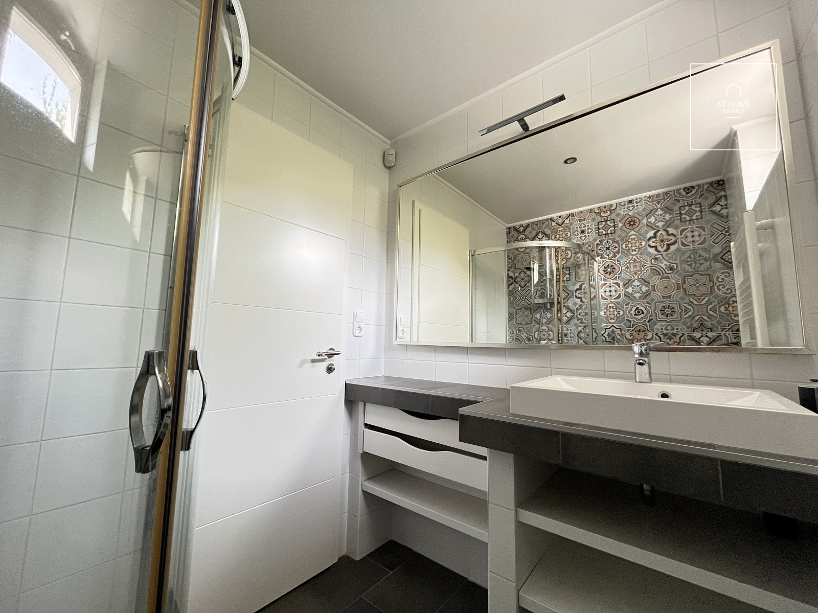 Family house with 5 bedrooms with garden and a two-car garage in Hidegkút