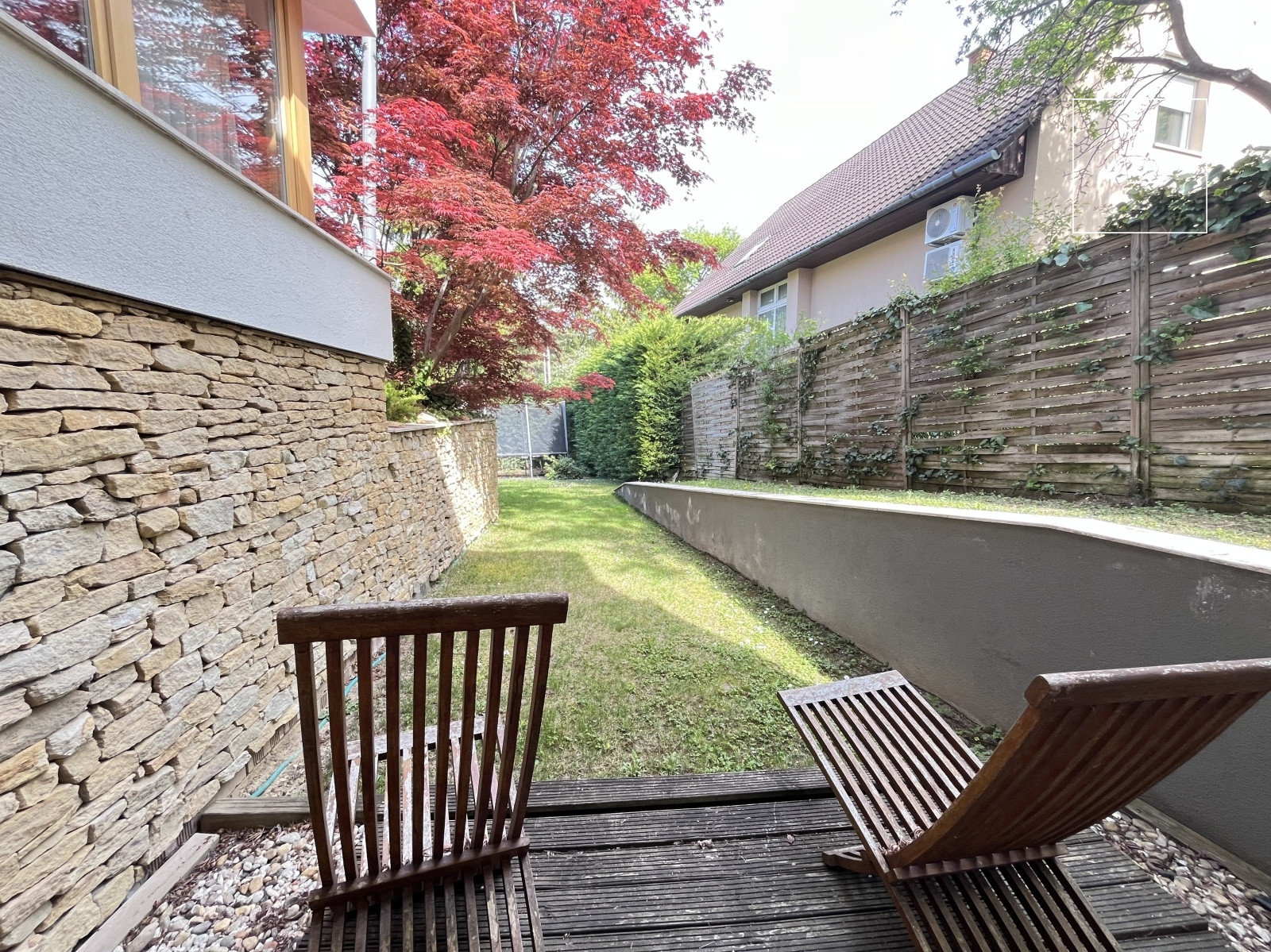 Family house with 5 bedrooms with garden and a two-car garage in Hidegkút