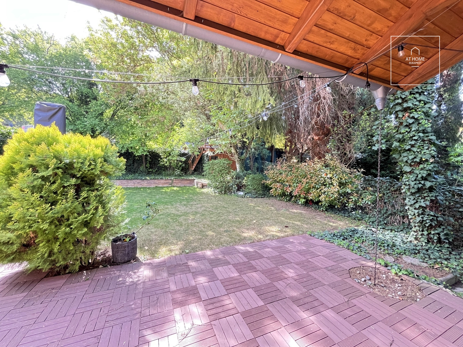 Family house with 5 bedrooms with garden and a two-car garage in Hidegkút