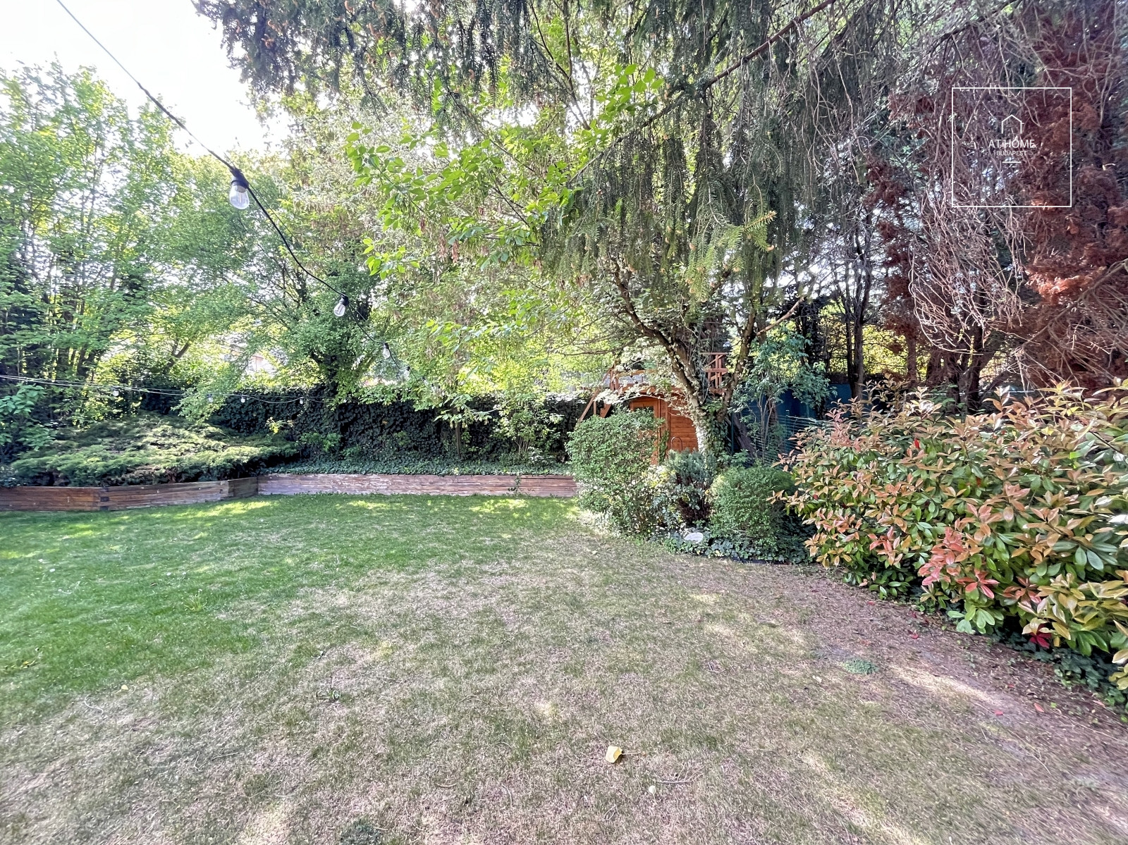 Family house with 5 bedrooms with garden and a two-car garage in Hidegkút