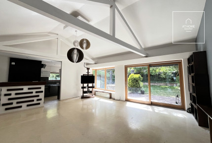 Family house with 5 bedrooms with garden and a two-car garage in Hidegkút