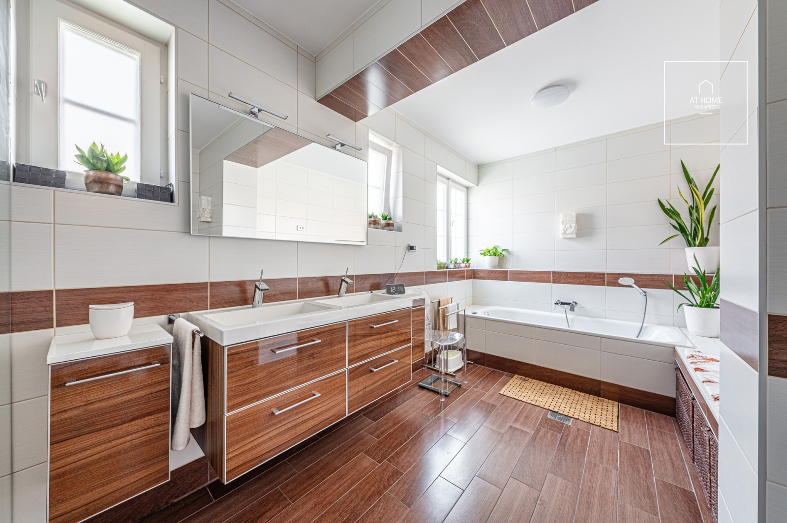 Renovated 401 sqm three-story historic villa with panoramic views on Gellért Hill