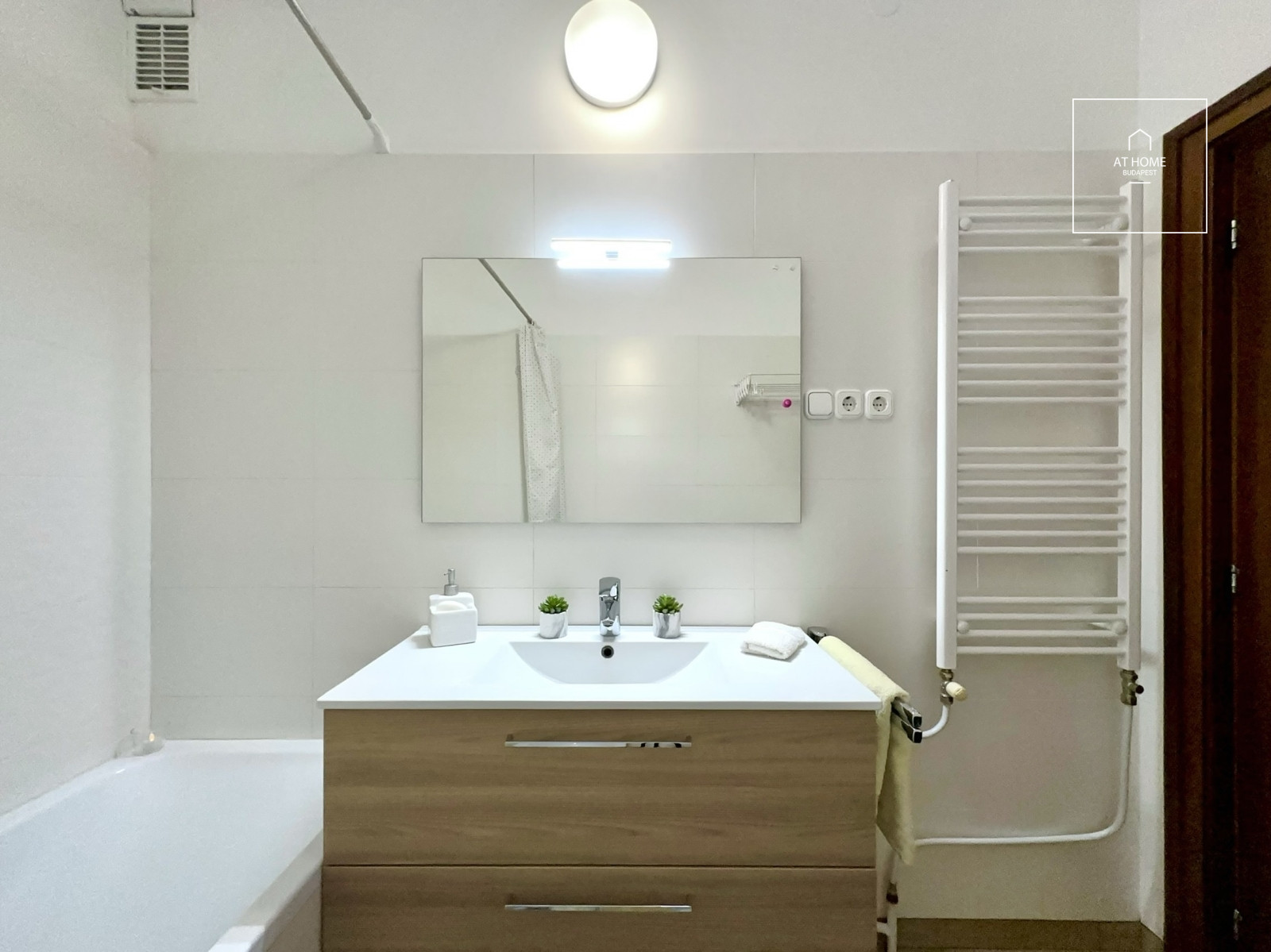 Ground-floor, 106 sqm, three-bedroom apartment with a terrace in Szemlőhegy, Budapest’s 2nd district