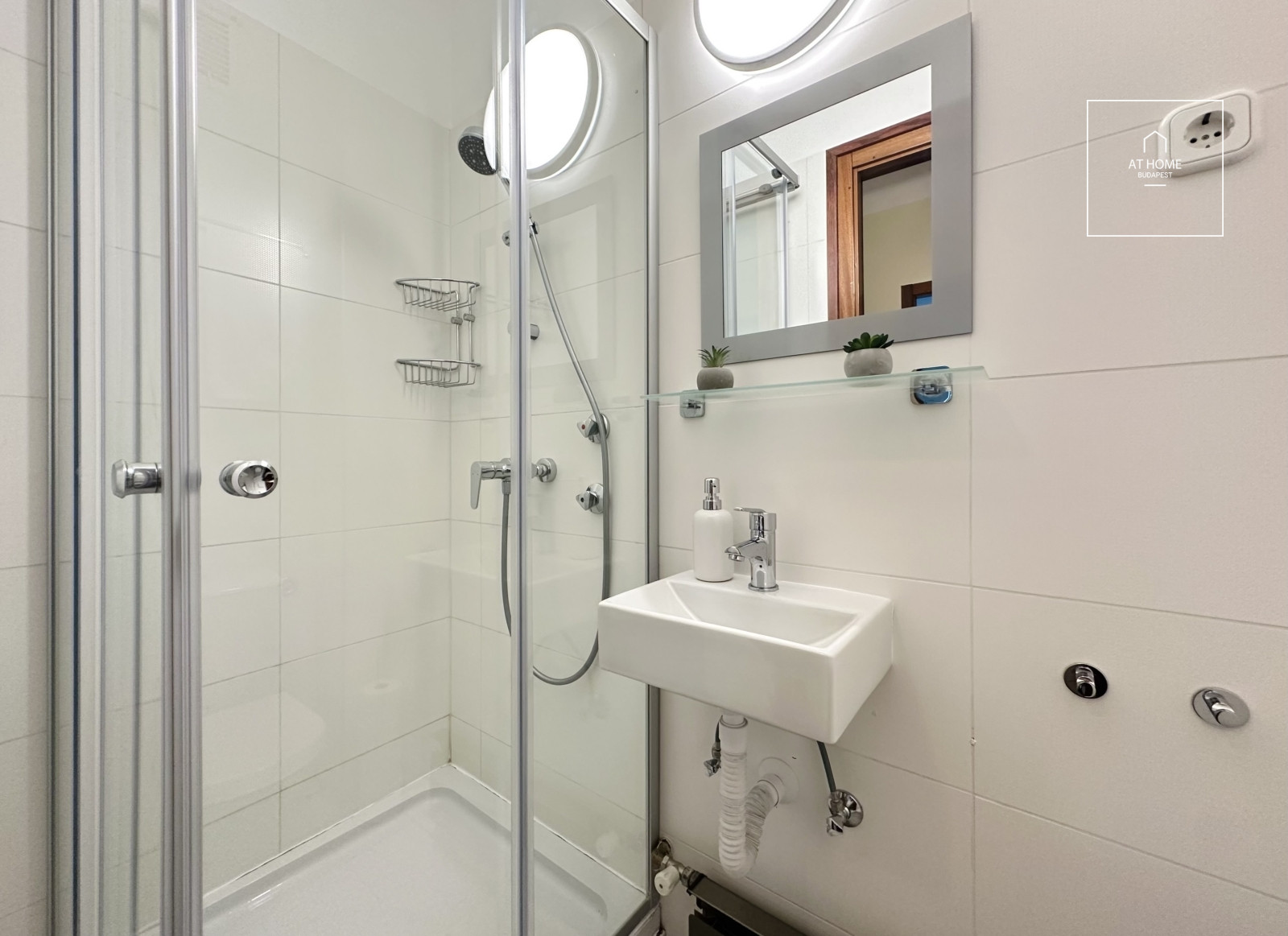 Ground-floor, 106 sqm, three-bedroom apartment with a terrace in Szemlőhegy, Budapest’s 2nd district