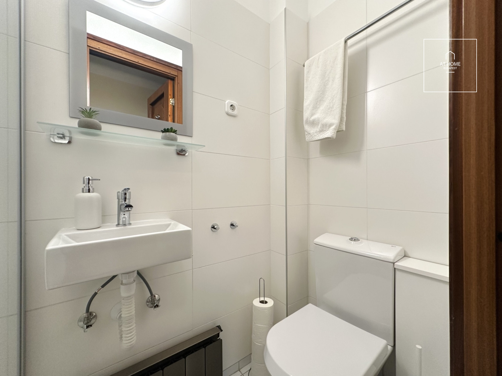 Ground-floor, 106 sqm, three-bedroom apartment with a terrace in Szemlőhegy, Budapest’s 2nd district