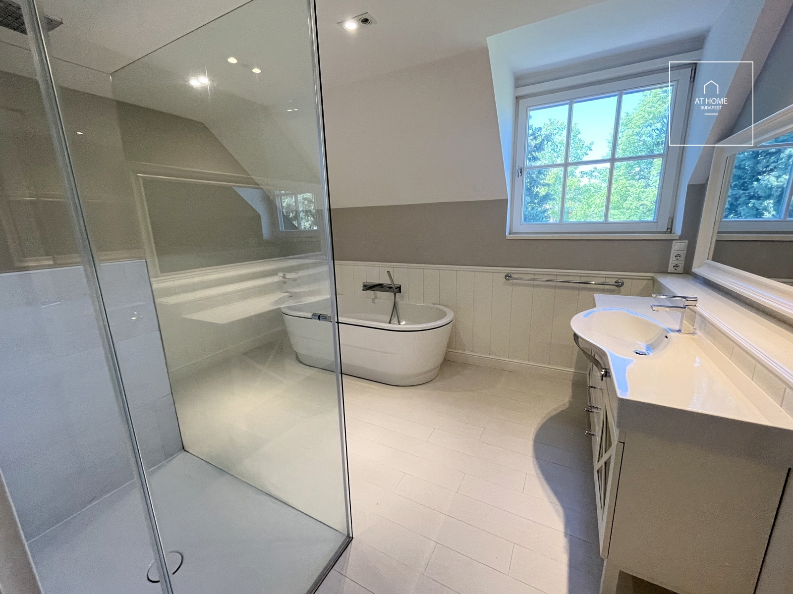Exclusive family house for rent in the 2nd district of Budapest, Máriaremete
