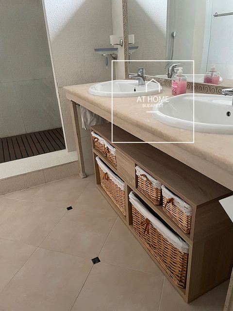 Panoramic 100 sqm penthouse apartment with 3 bedrooms and a balcony in District II/A