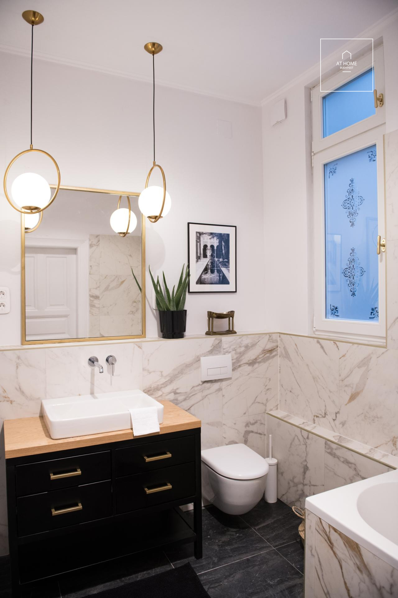 162 sqm apartment with 2 bedrooms in Budapest’s 6th district, in the city center