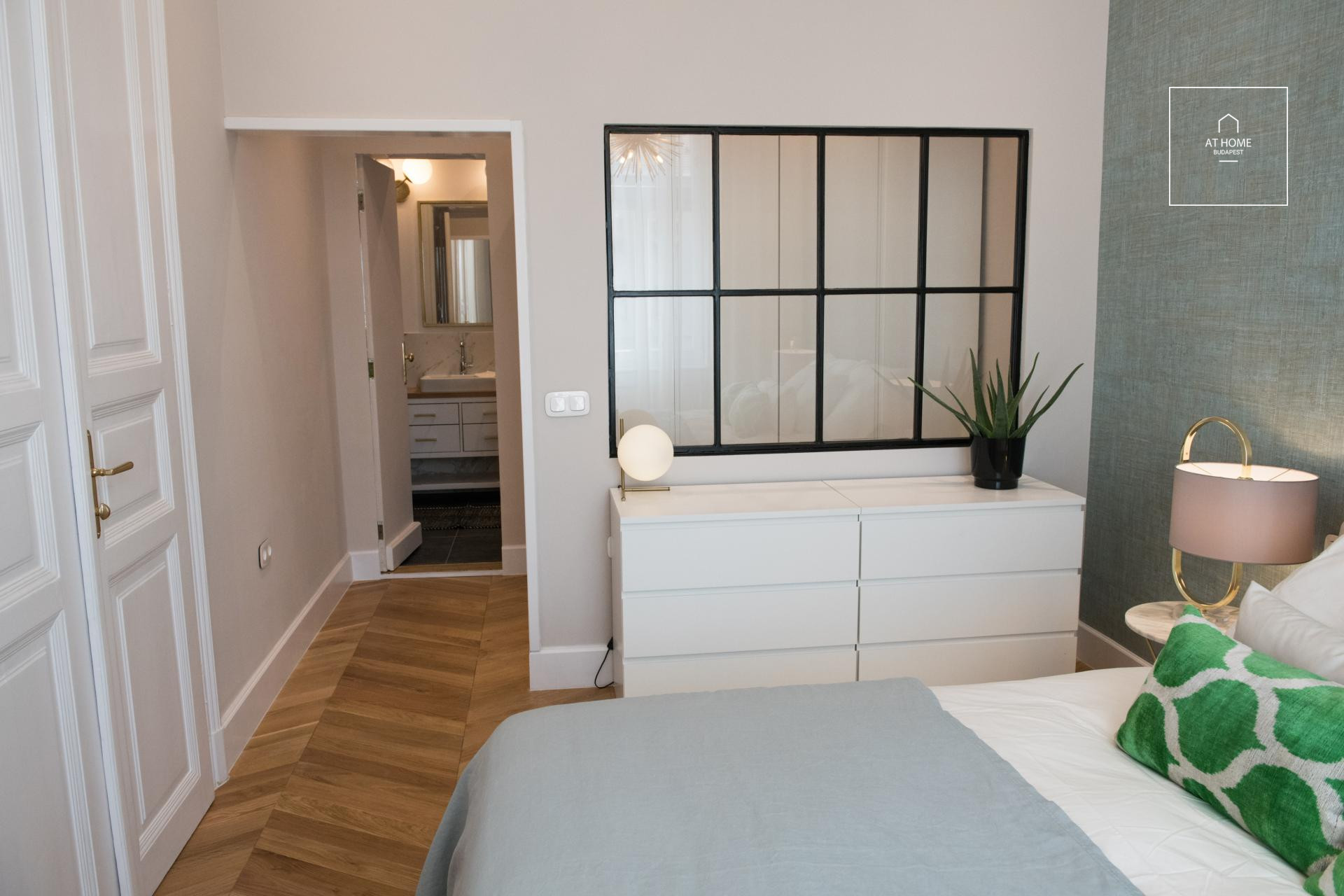 162 sqm apartment with 2 bedrooms in Budapest’s 6th district, in the city center