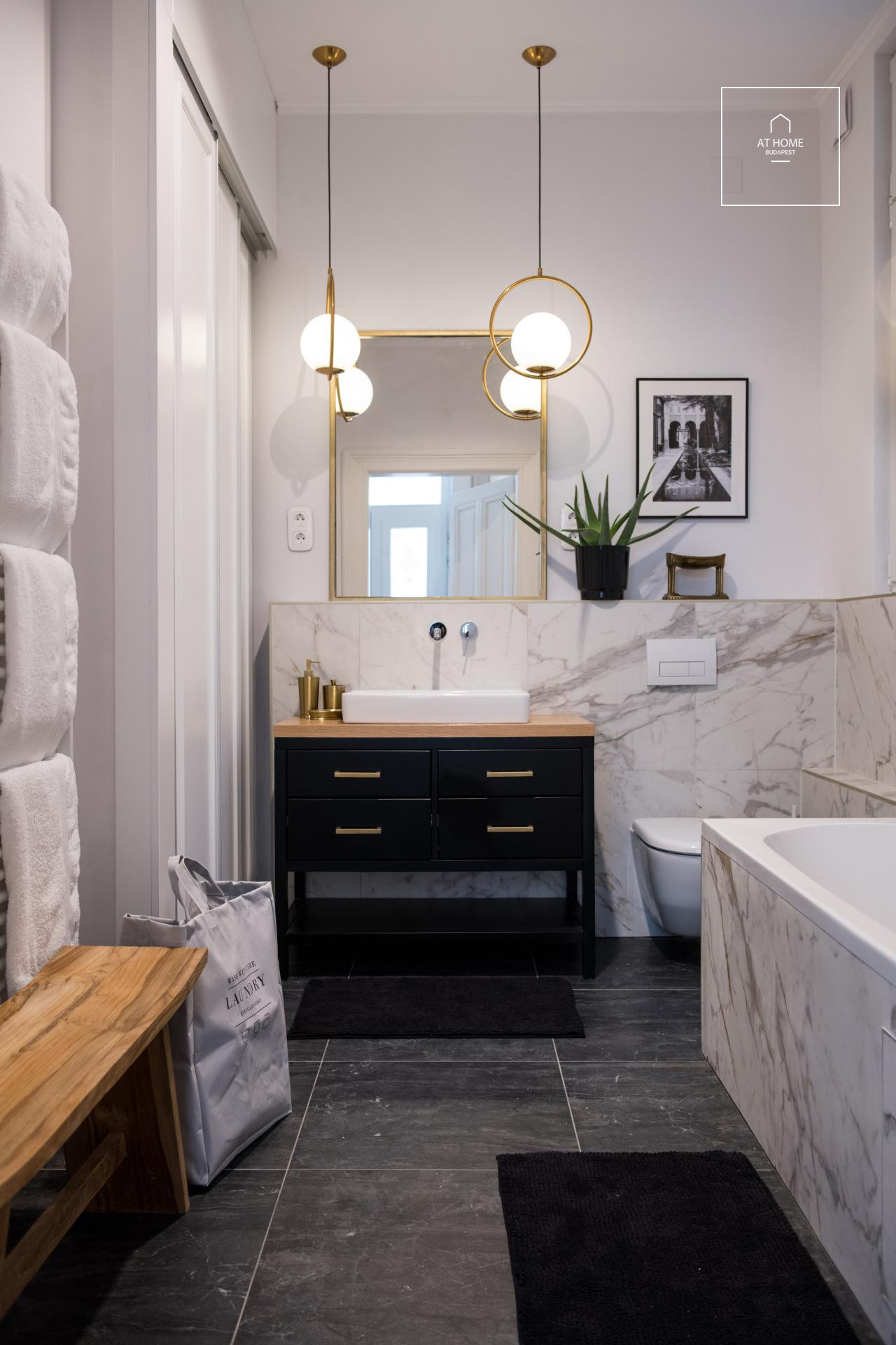 162 sqm apartment with 2 bedrooms in Budapest’s 6th district, in the city center