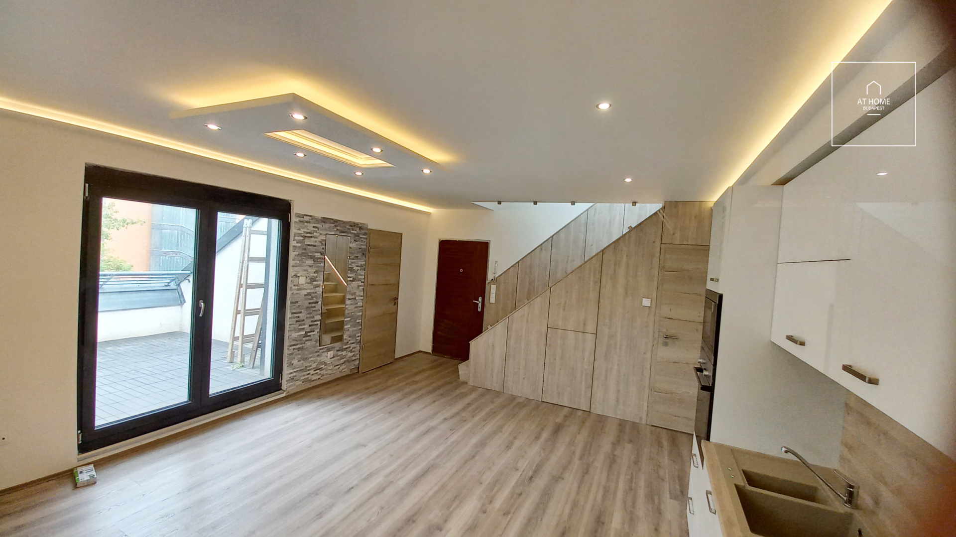 Interior two-storey apartment for rent Budapest, II. district Szépilona