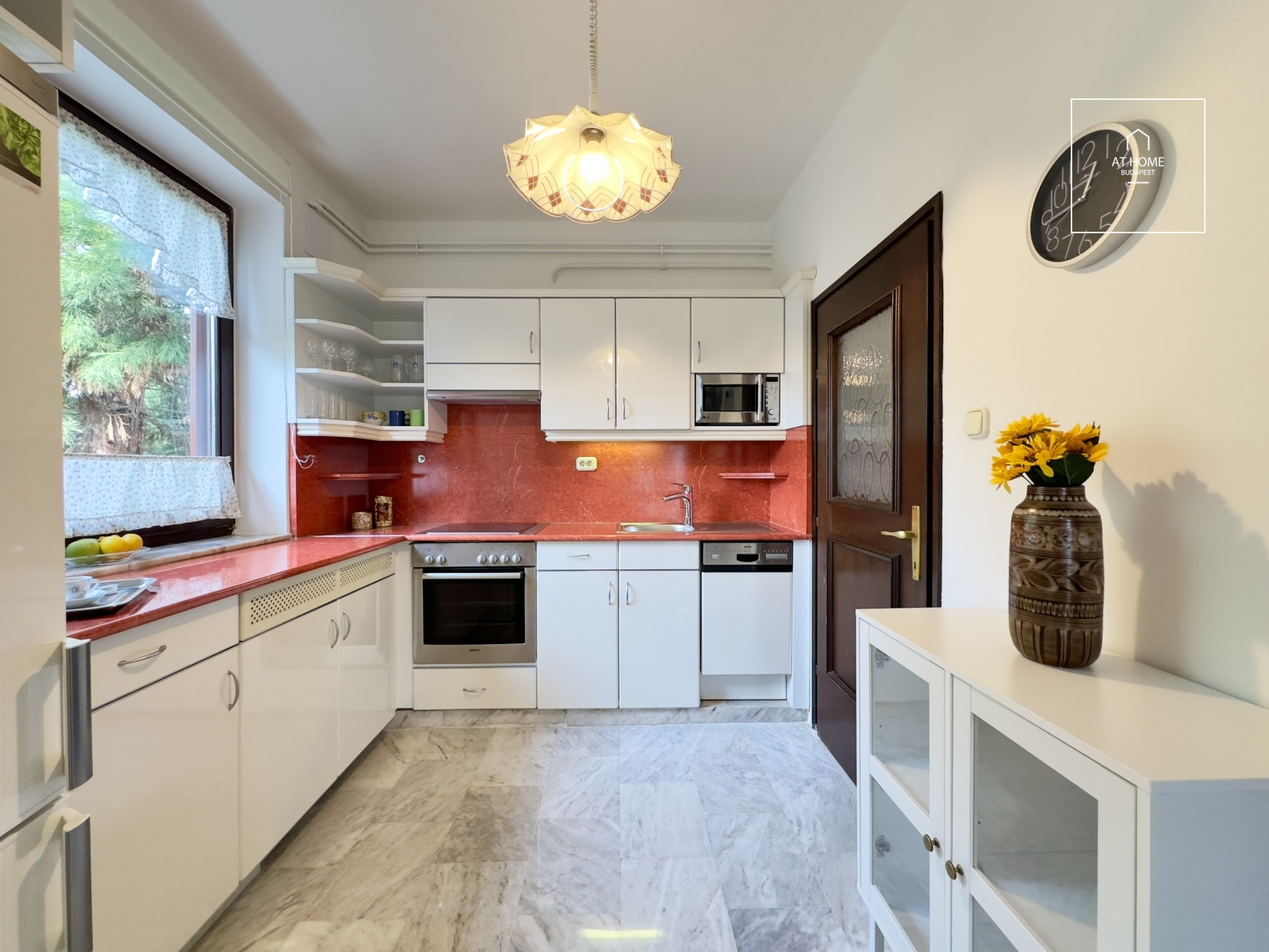 Spacious 100 sqm apartment with terrace and garage parking in Budapest’s 2nd district, Szemlőhegy