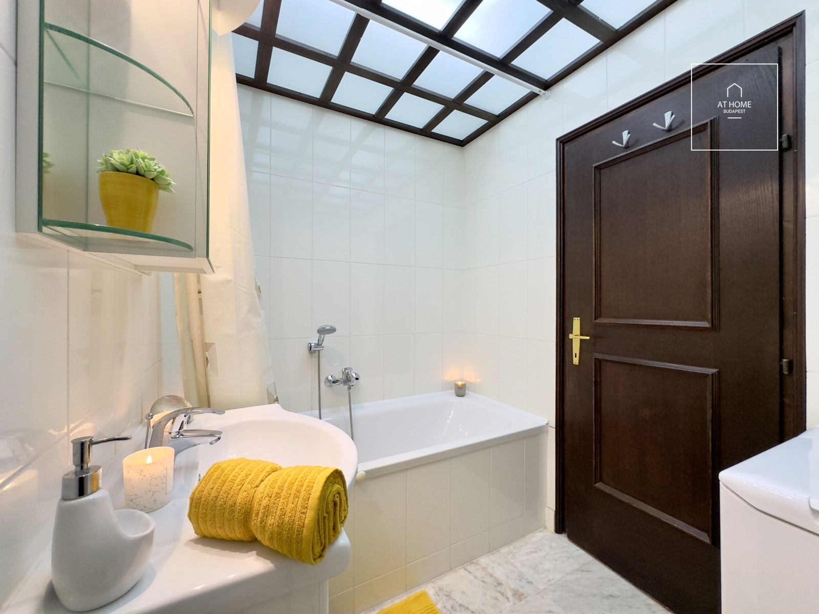 Spacious 100 sqm apartment with terrace and garage parking in Budapest’s 2nd district, Szemlőhegy