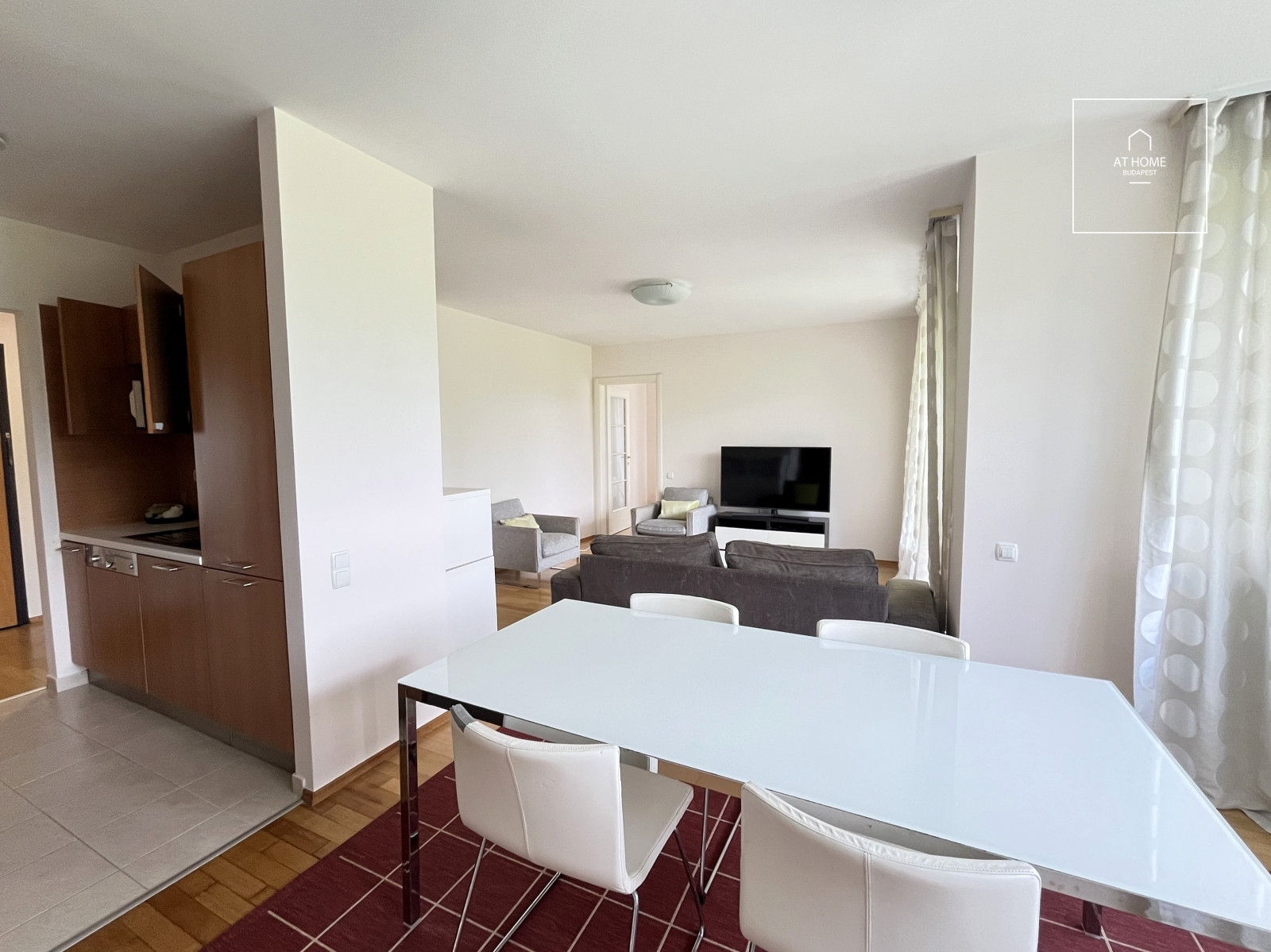 3-Bedroom Apartment with Balcony in District II, Pasarét
