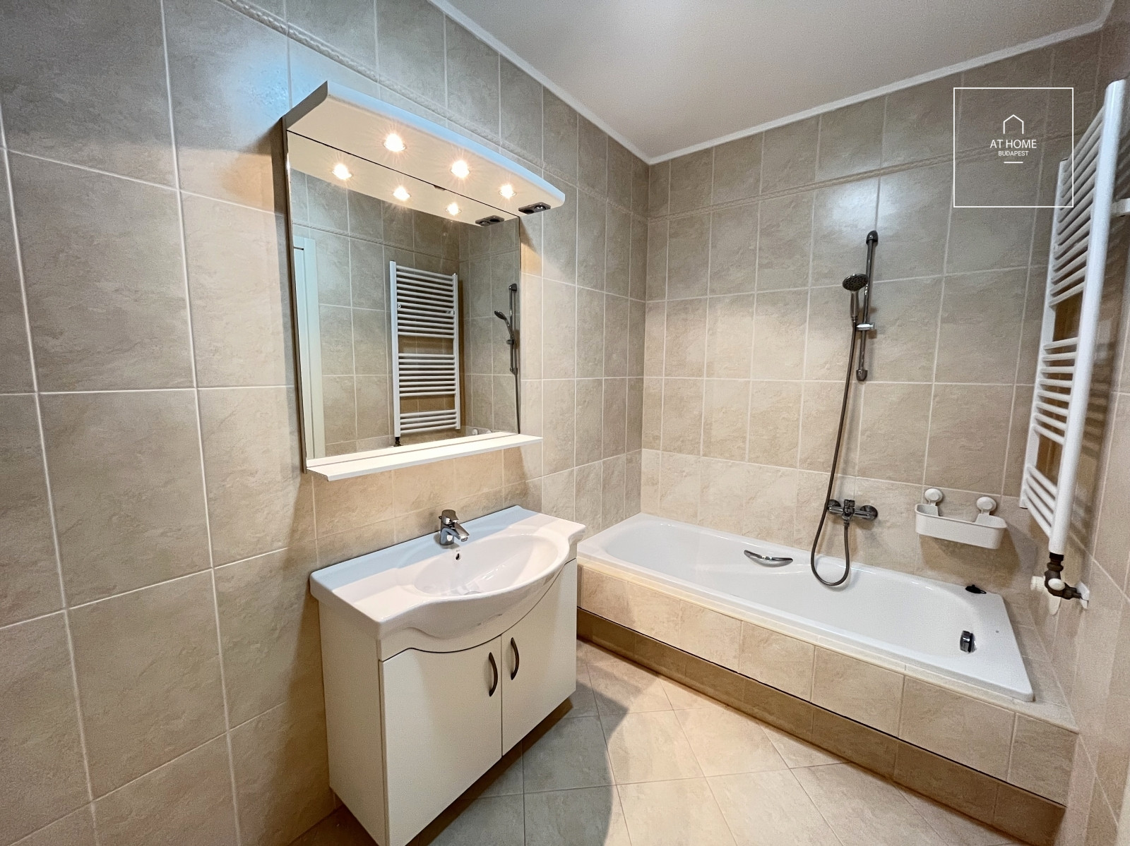 3-Bedroom Apartment with Balcony in District II, Pasarét