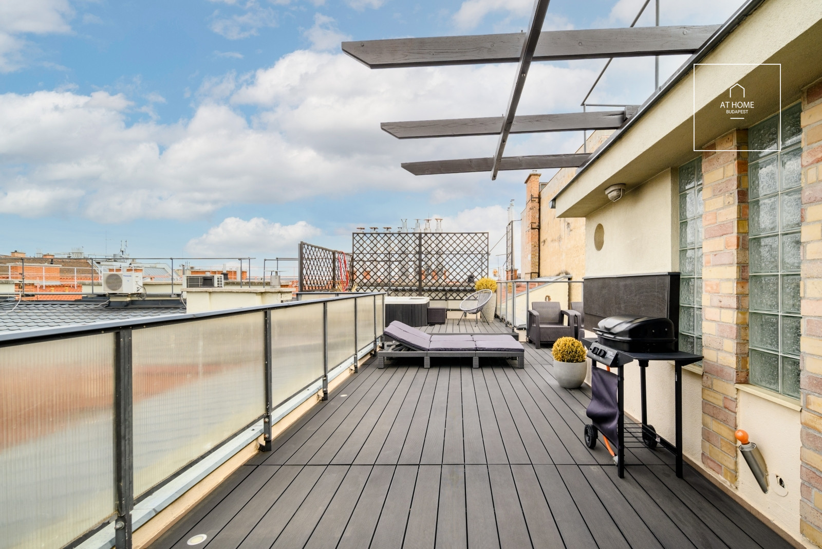 Felújított 100 nm-es prémium penthouse lakás 35 nm-es tetőterasszal a VI. kerületben